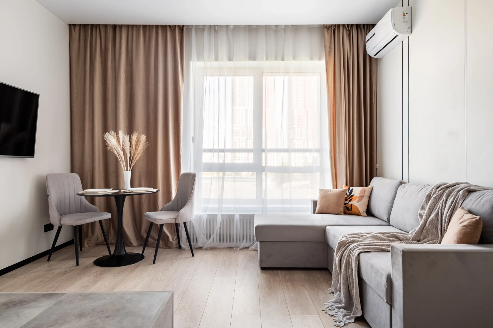 Квартира С Подиумом и выдвижной кроватью дизайнерская