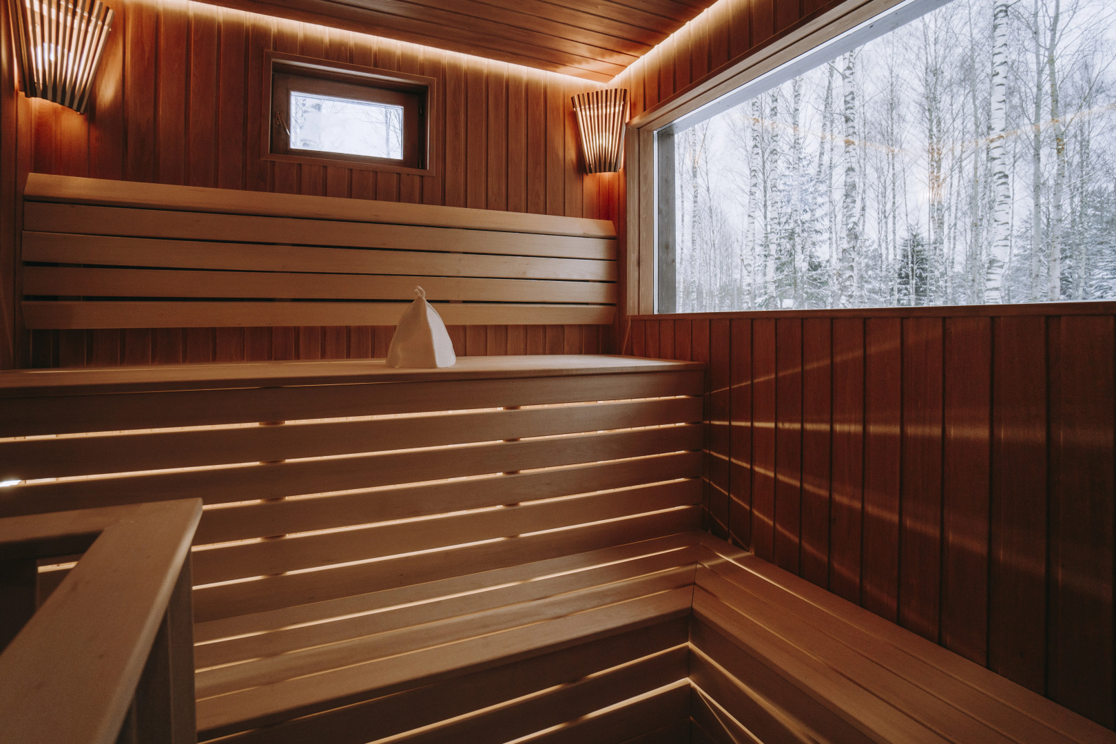 Дом Барнхаус у озера с панорамным остеклением