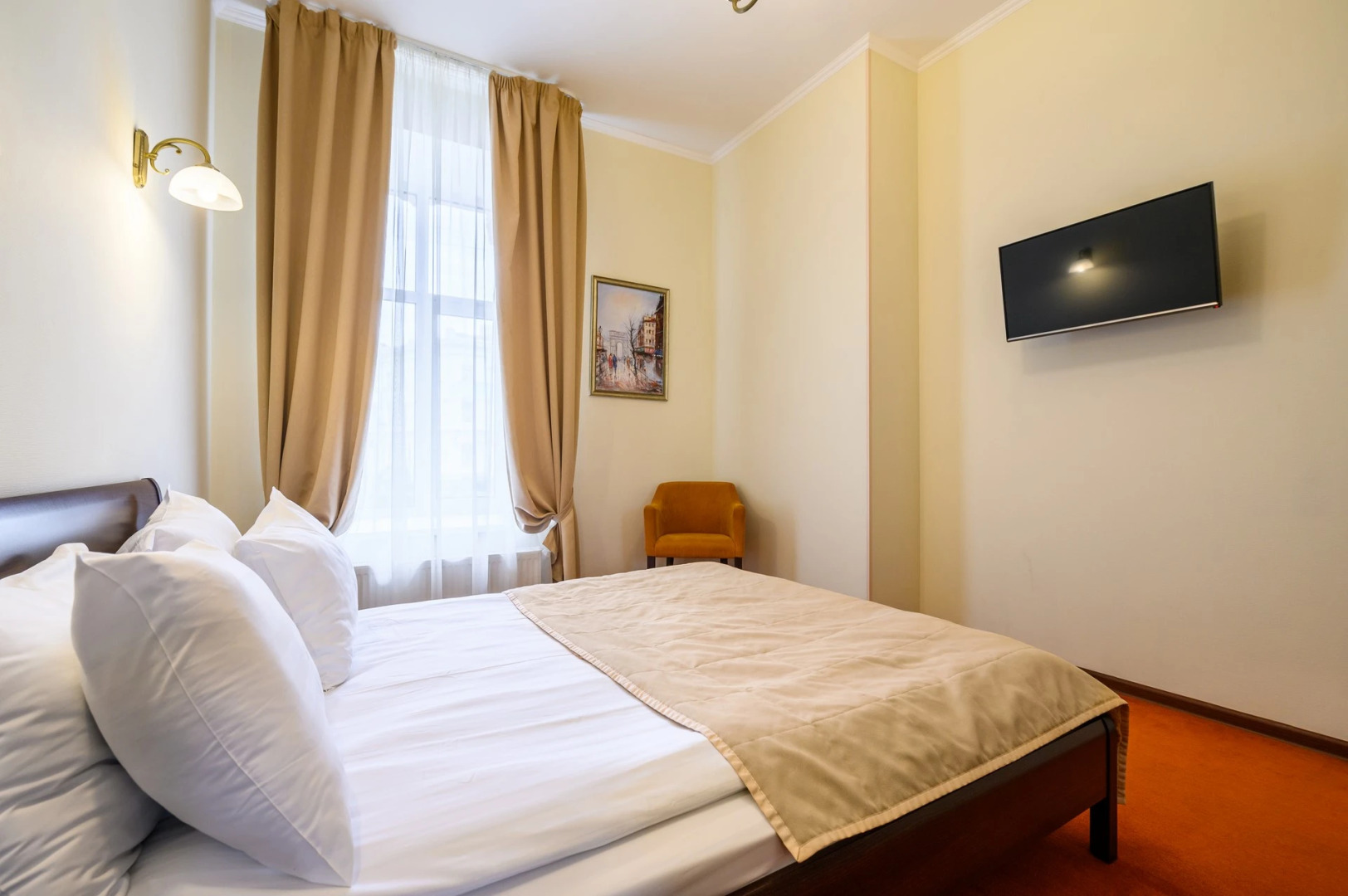 Соло на набережной реки Мойки 82