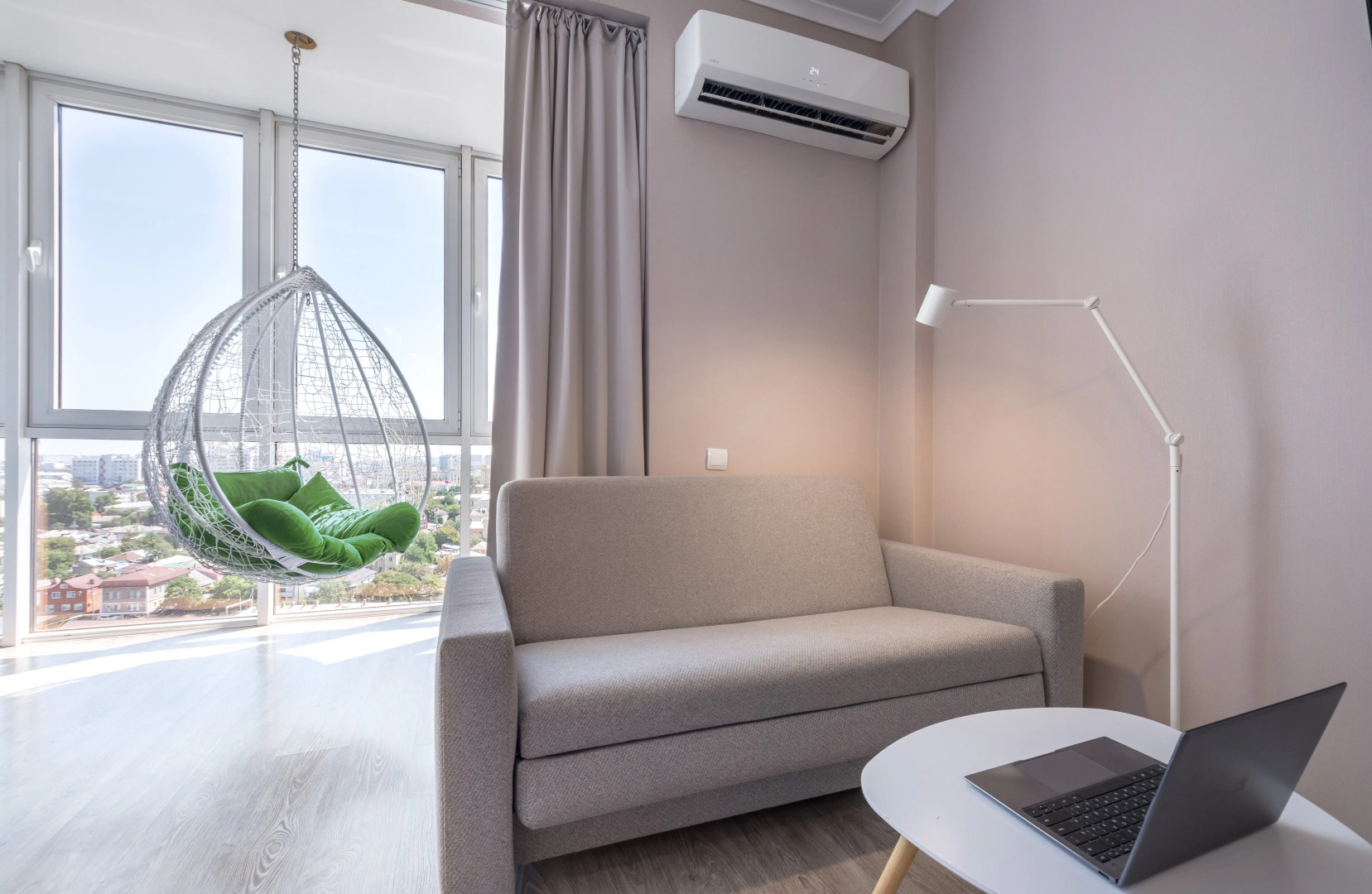 Апартаменты с панорамным видом на город, с большим телевизором (65 дюймов) и Алисой. Встречайте рассветы!