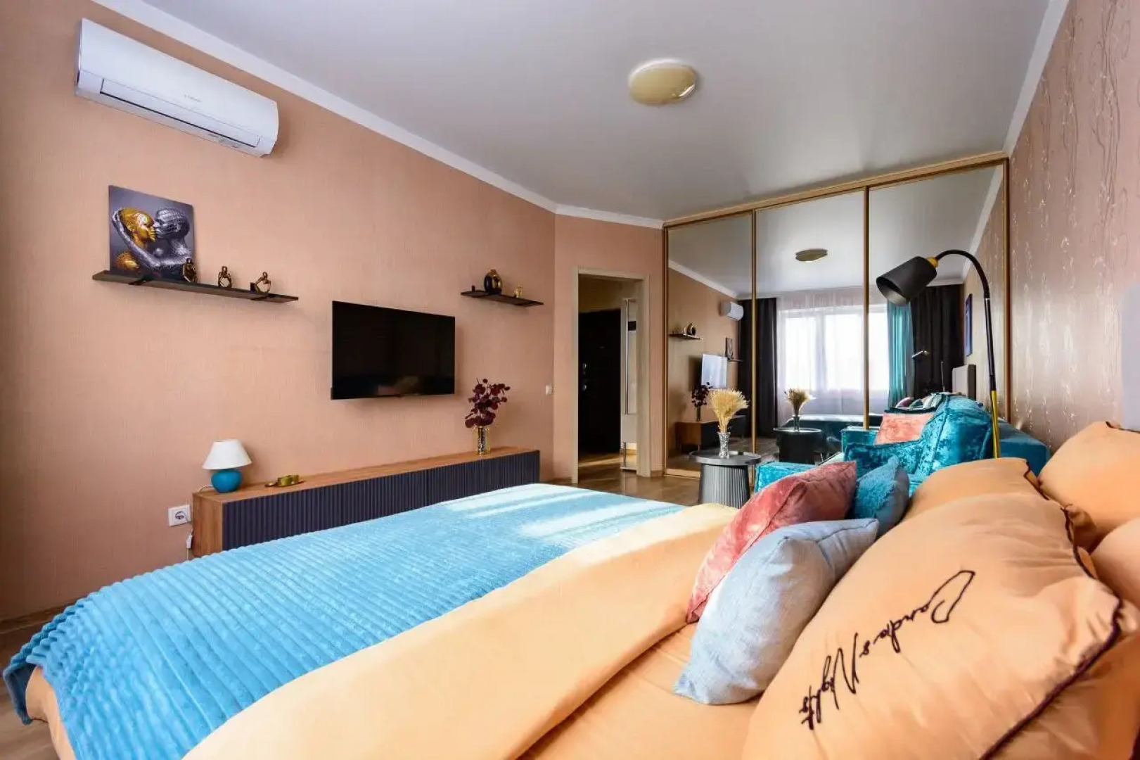 Квартира с панорамным видом на город рядом с парком Галицкого. Сеть Мята