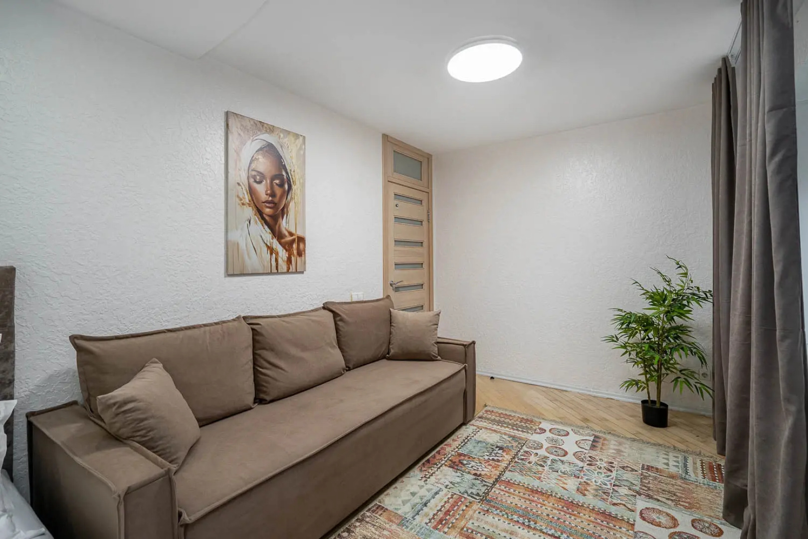 Апартаменты трехкомнатные на Мельникайте 16