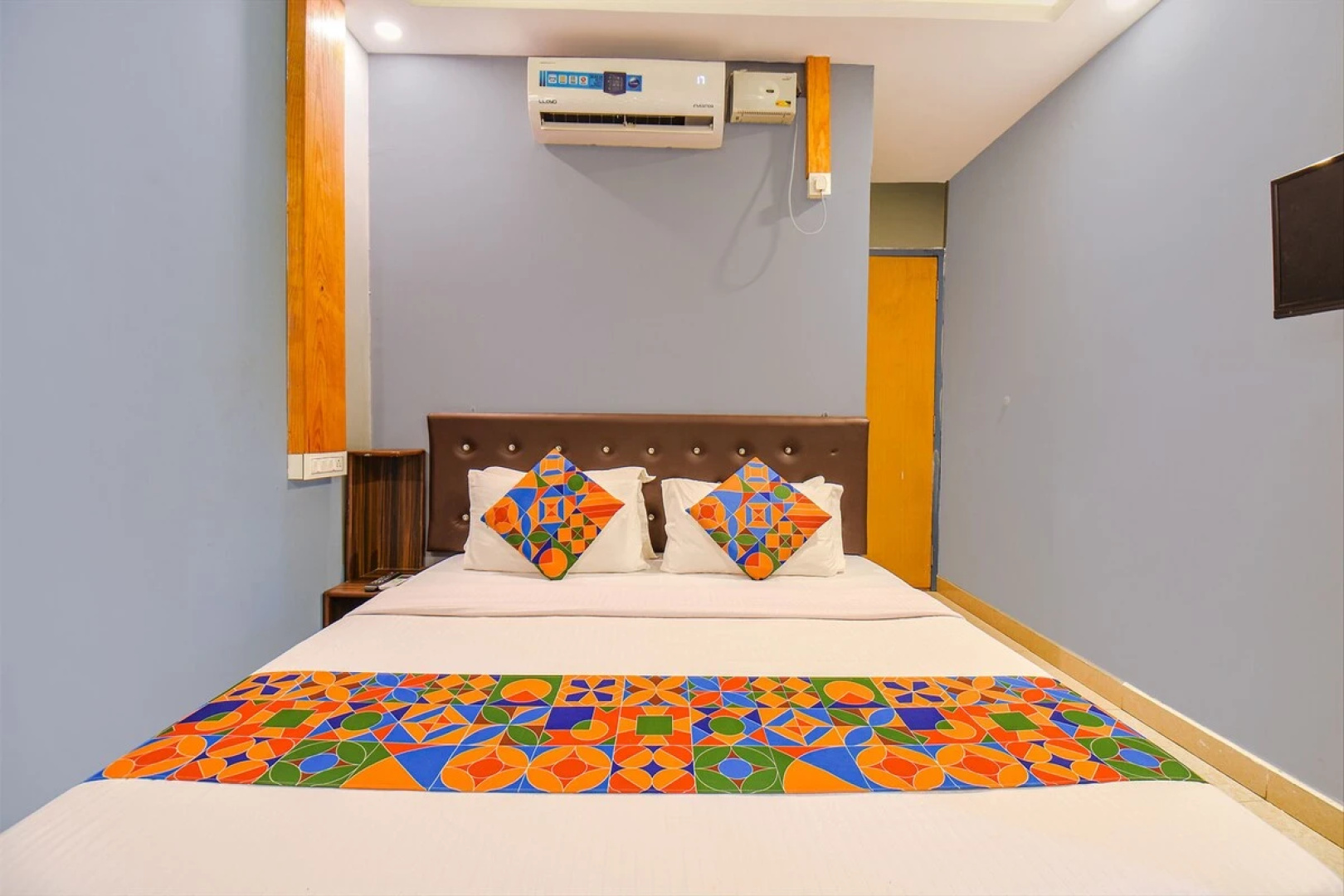 Hotel YogiTree beach Resort & Cafe