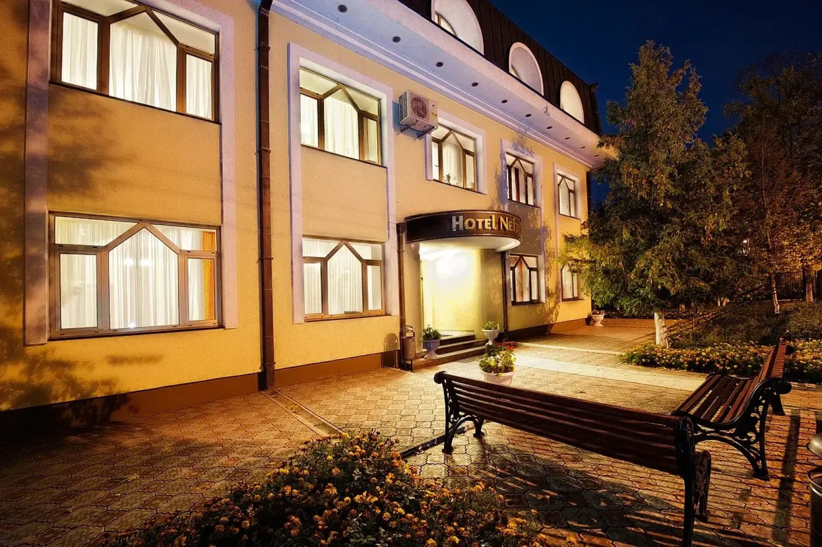 Бизнес-отель Нефтяник на Толстого