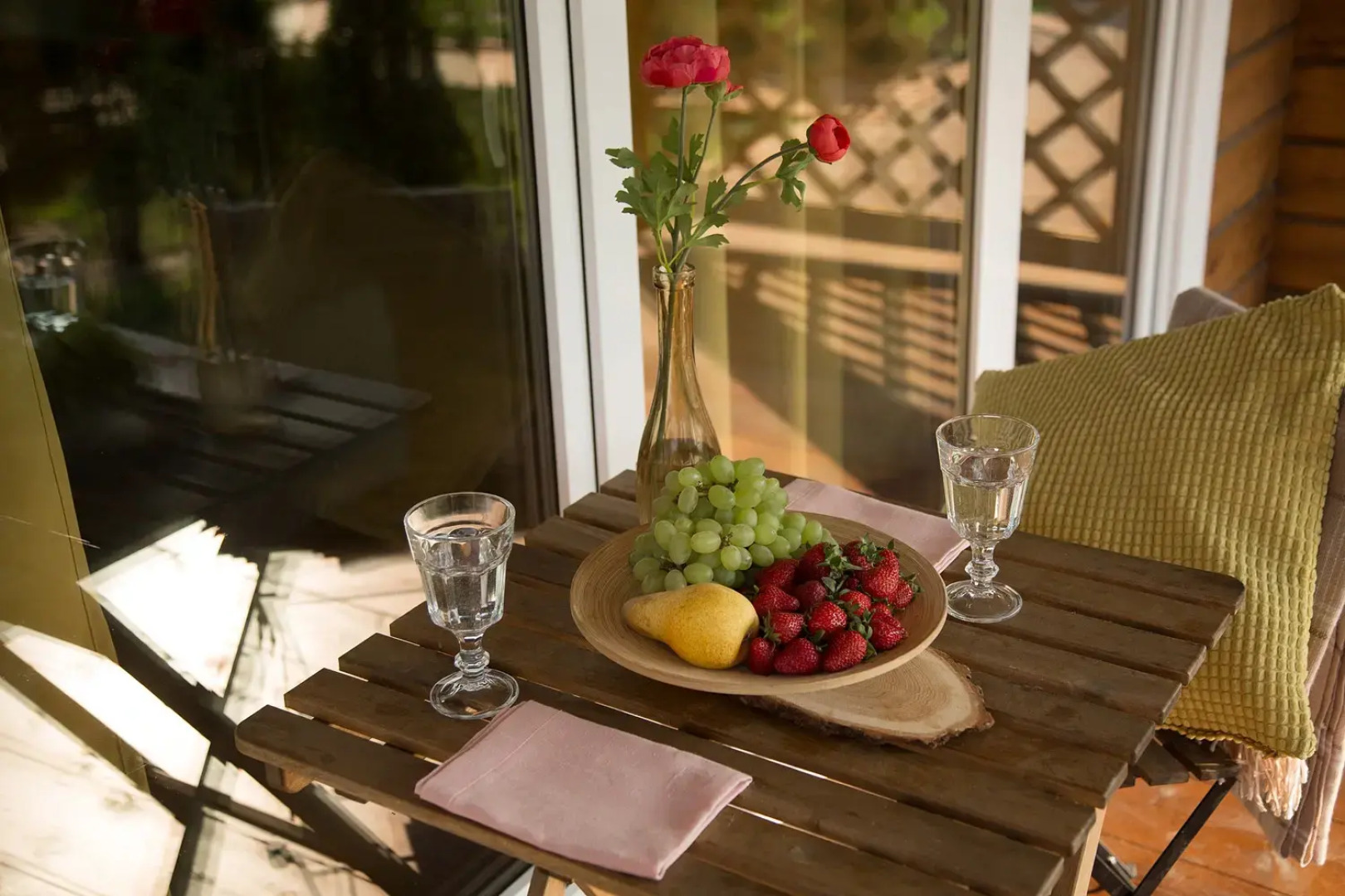 Частный дом на ухоженном участке с газоном и туями