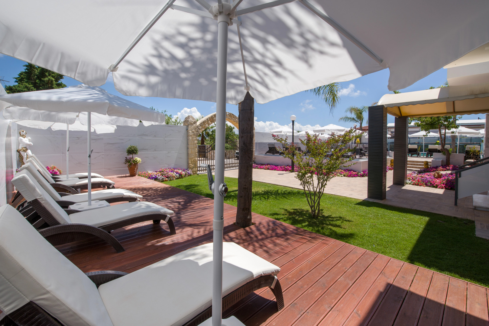 Отель Paradice Luxury Suites