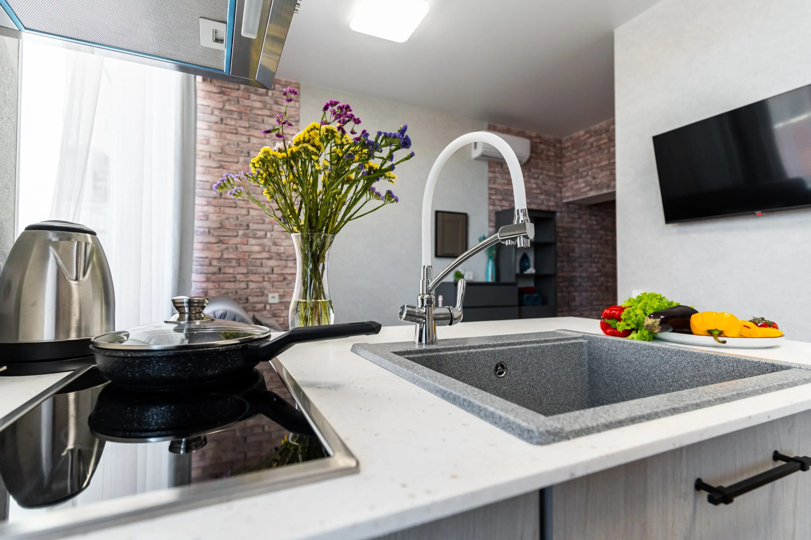 Апартаменты в Нoвоpоccийcкe c Дизaйнерcким Рeмoнтoм 2