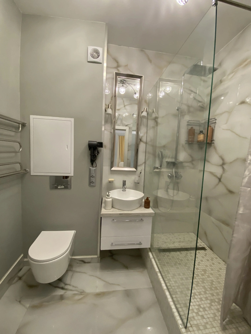 Апартаменты в современном стиле с камином