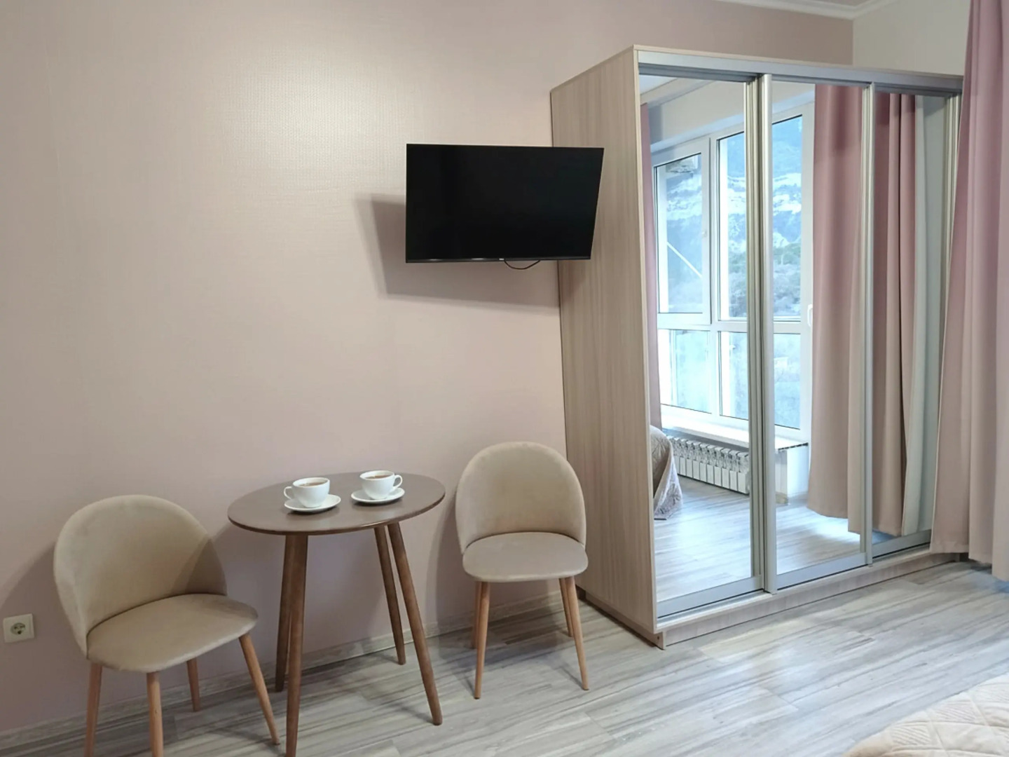 Квартира-студия с панорамным видом на горы