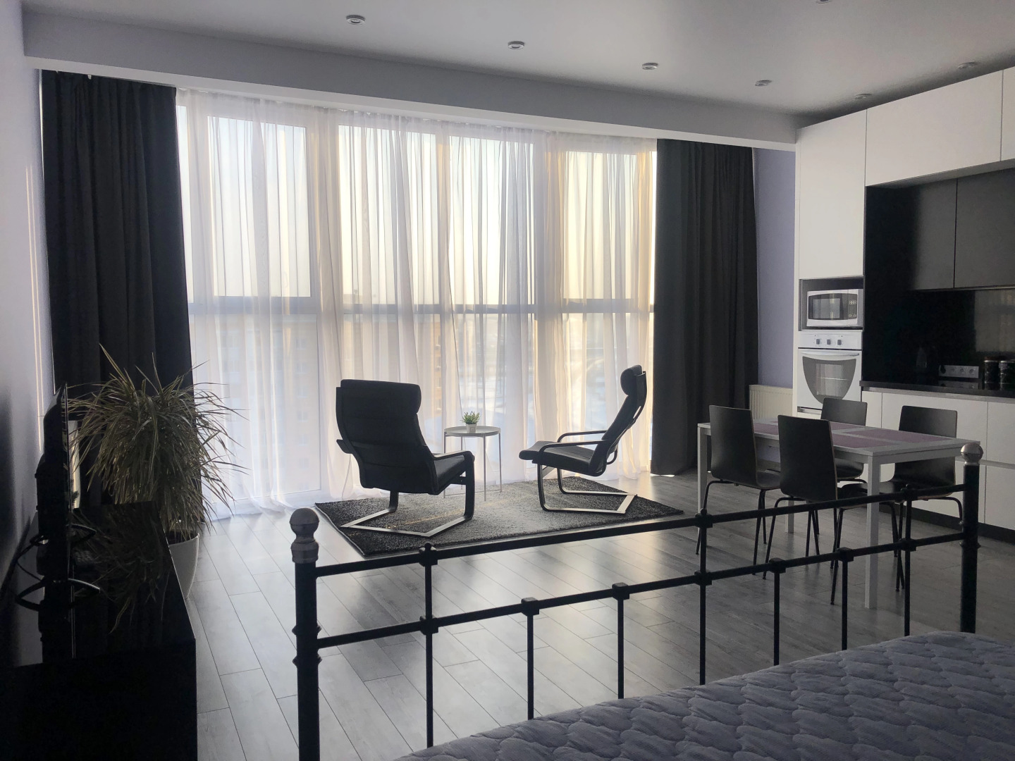 Квартира Просторная Студия с Панорамными Окнами в Центре