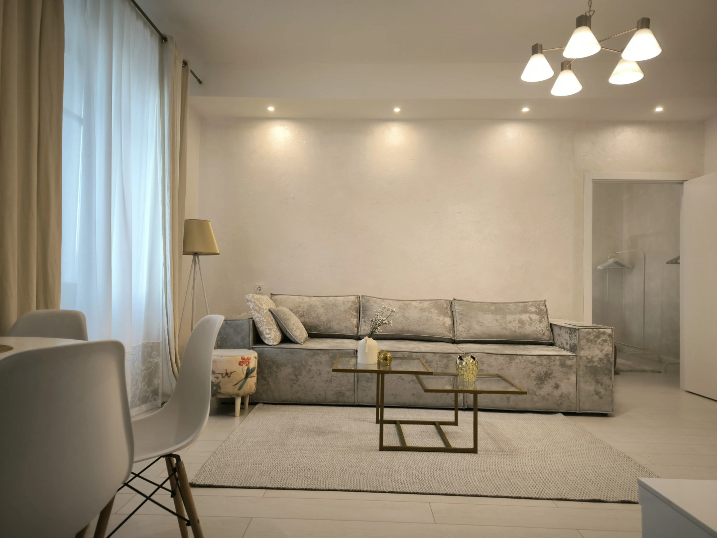 Апартаменты Белоснежные в центре, Вокзал, двушка