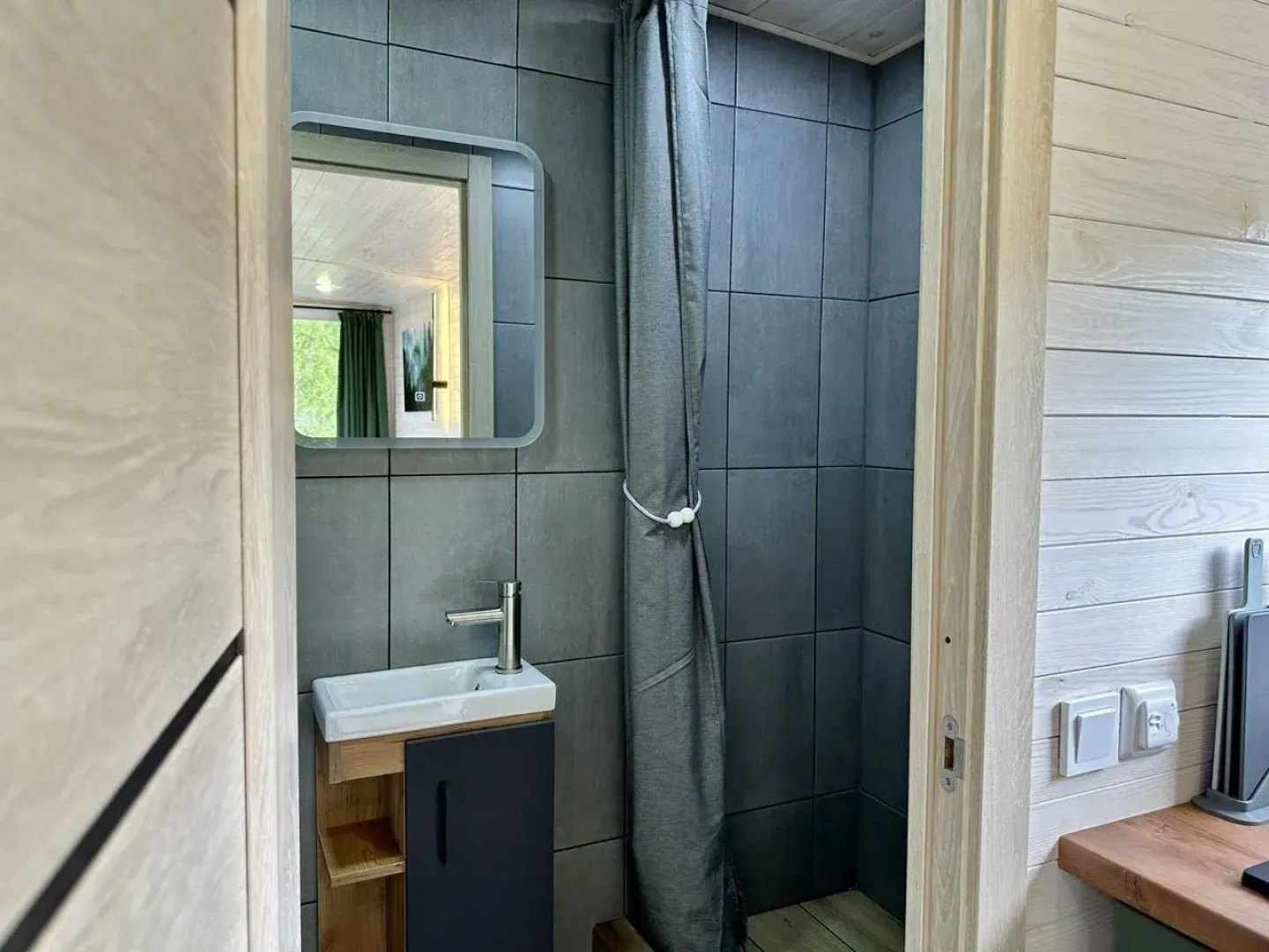 Частный Дом в Окружении Кедpового Леса со Своей Террасой и Мангальной Зоной