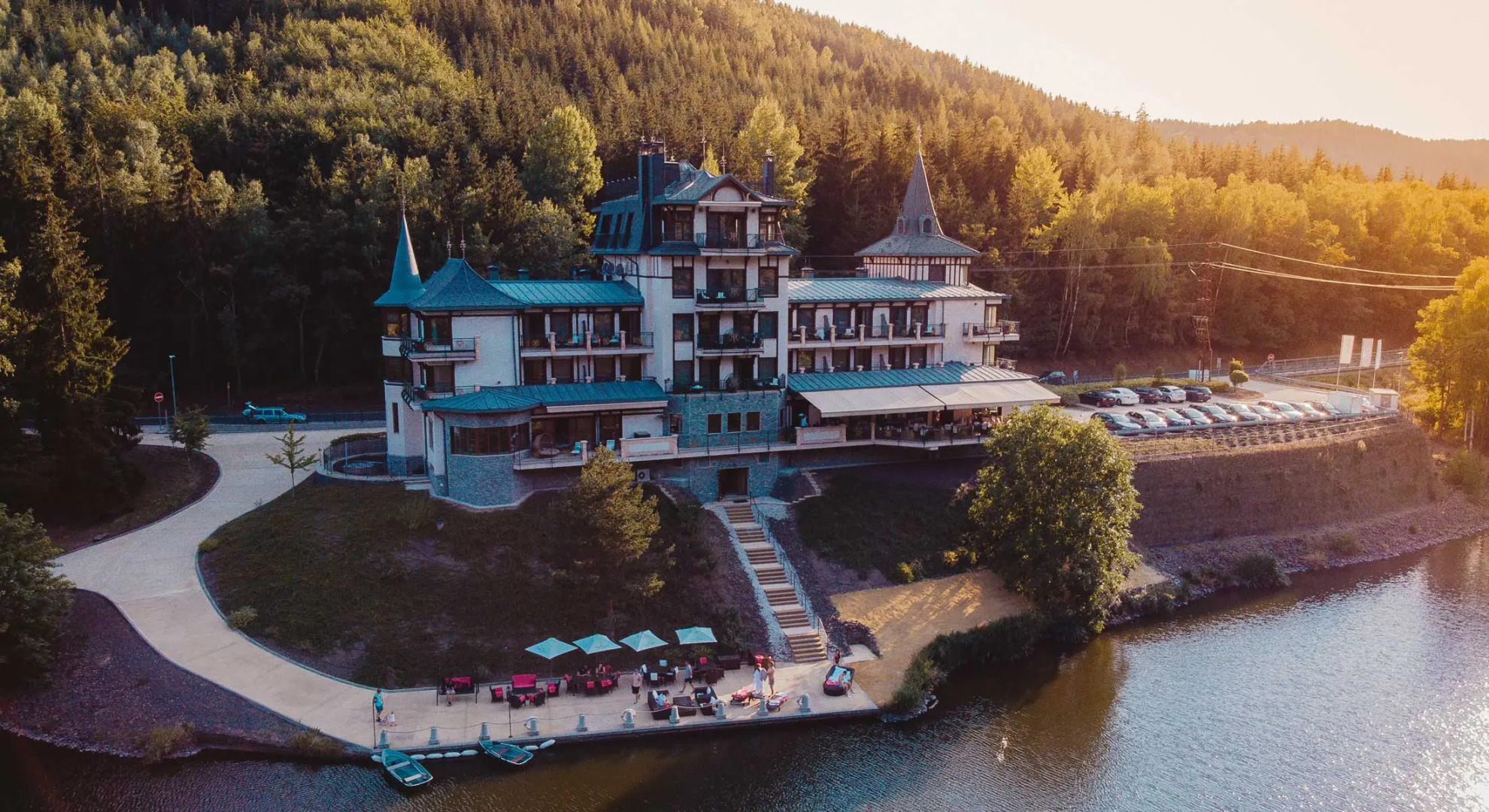 Resort Retro Riverside Wellness