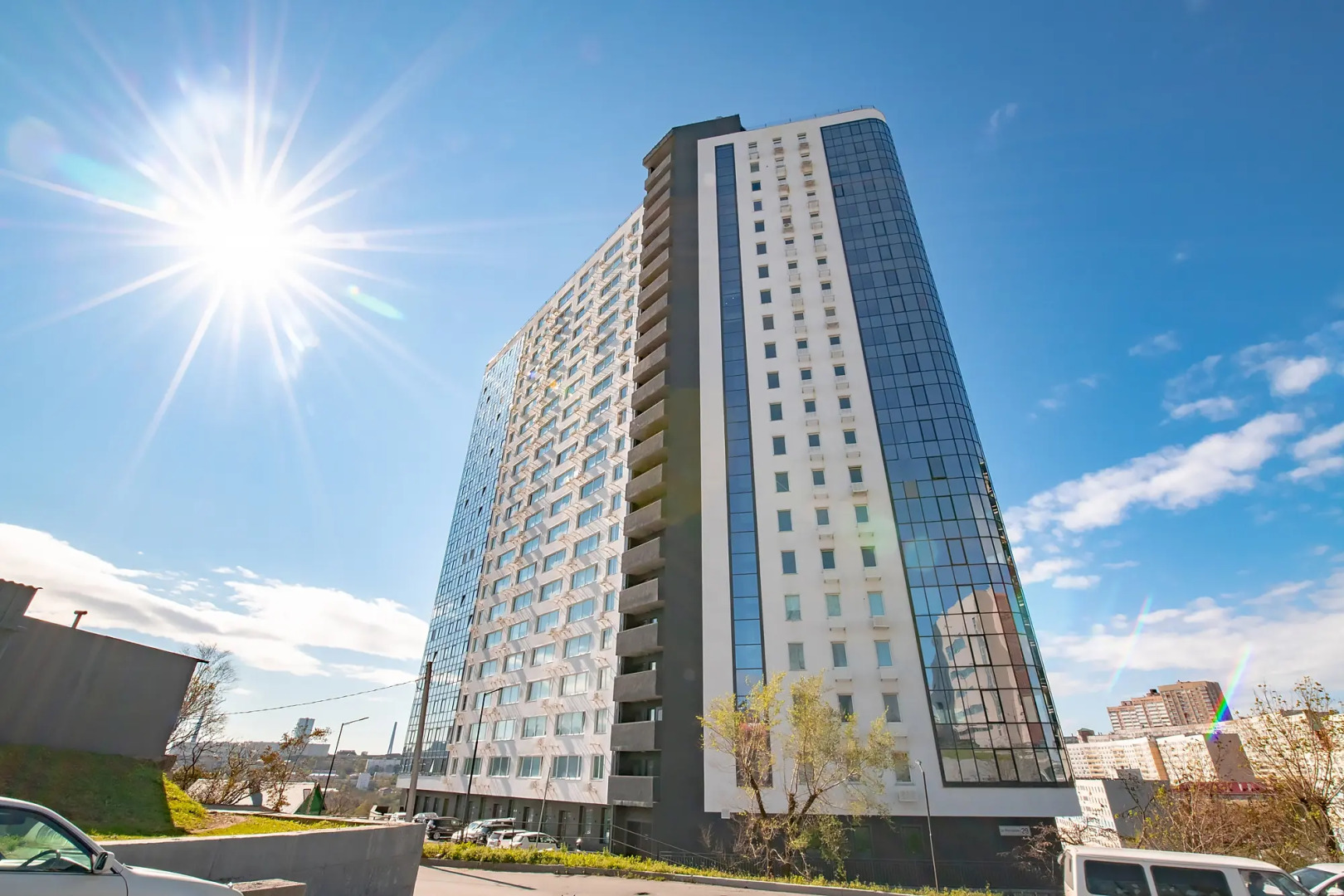 Апартаменты на высоком этаже, рядом с театром и мостом, недалеко от центра. Фастовская 29.