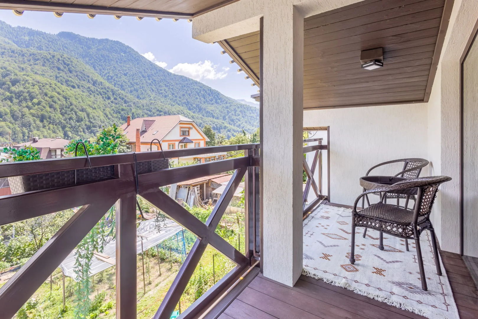 Частный дом у сквера в центре Поляны