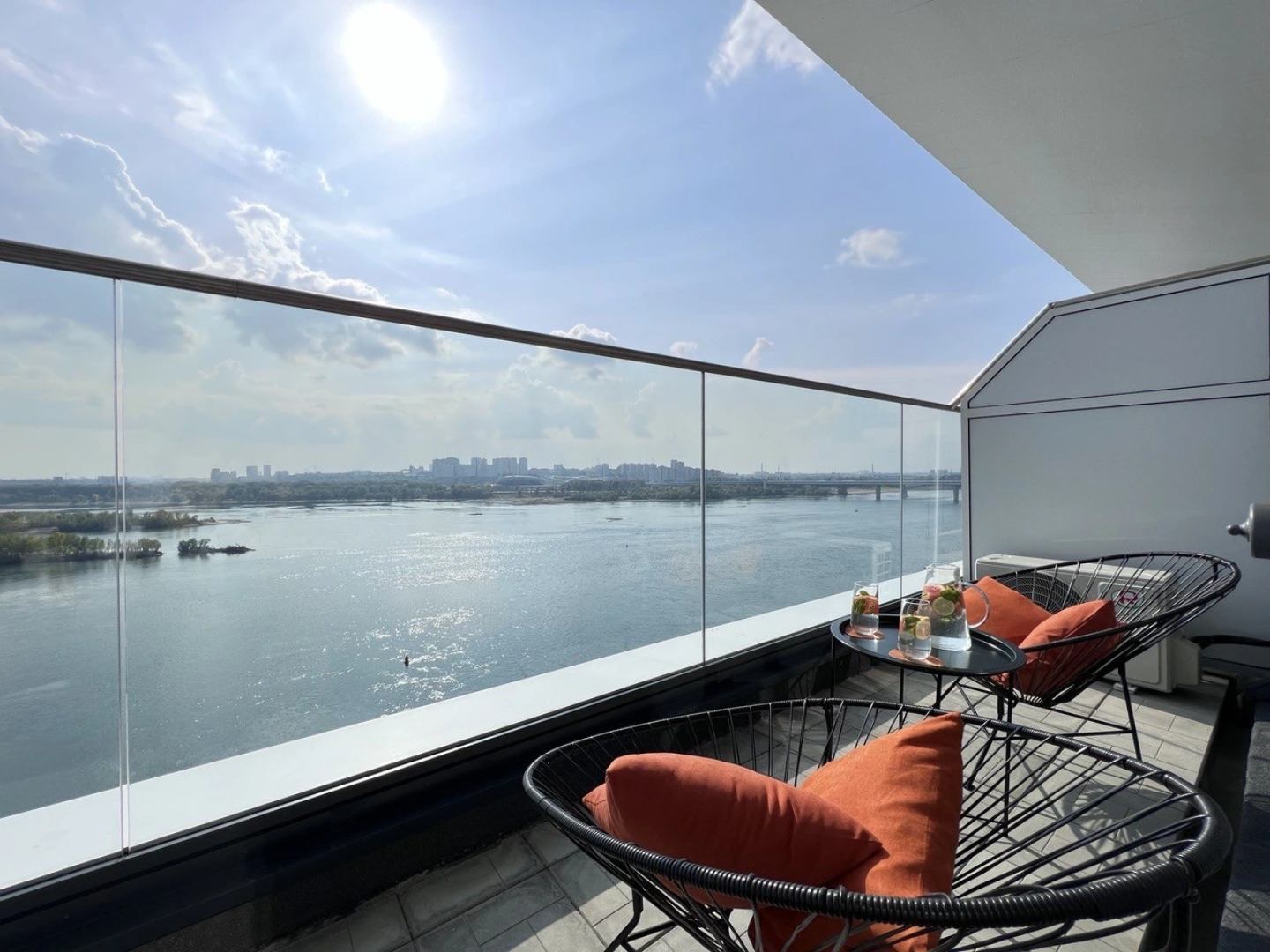 Апартаменты Bид на реку с террасы 13го этажа