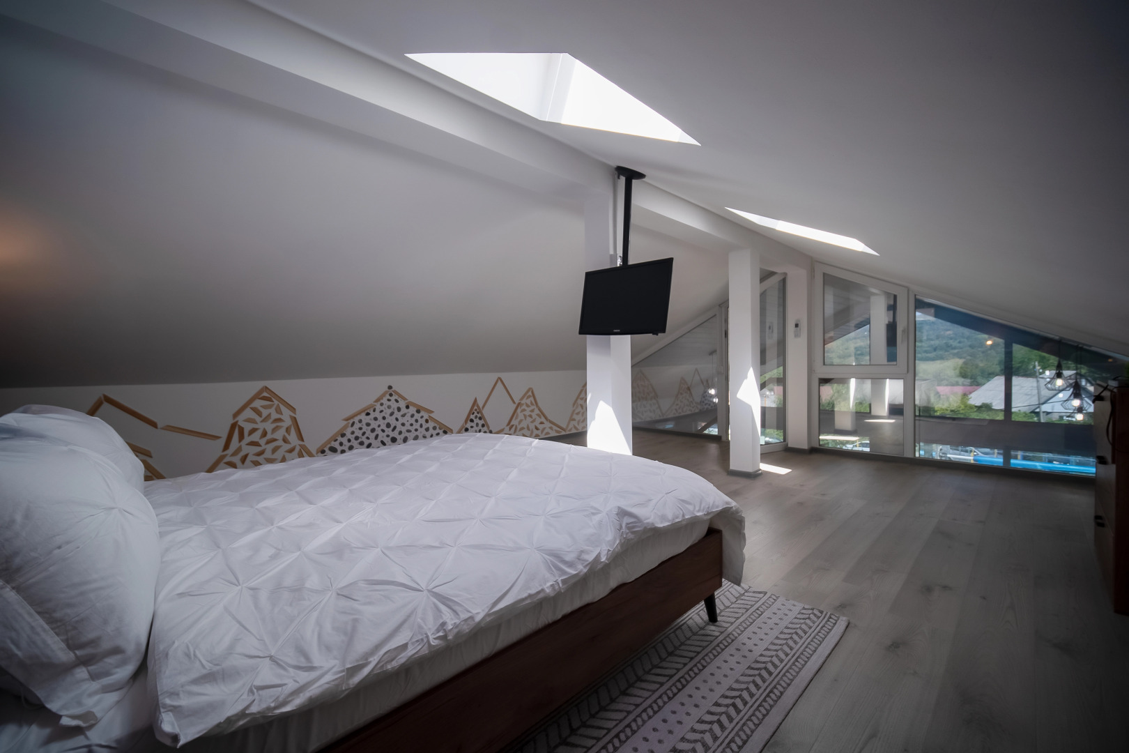 Частный Дом с Бассейном Мансардой и Видом на Горы