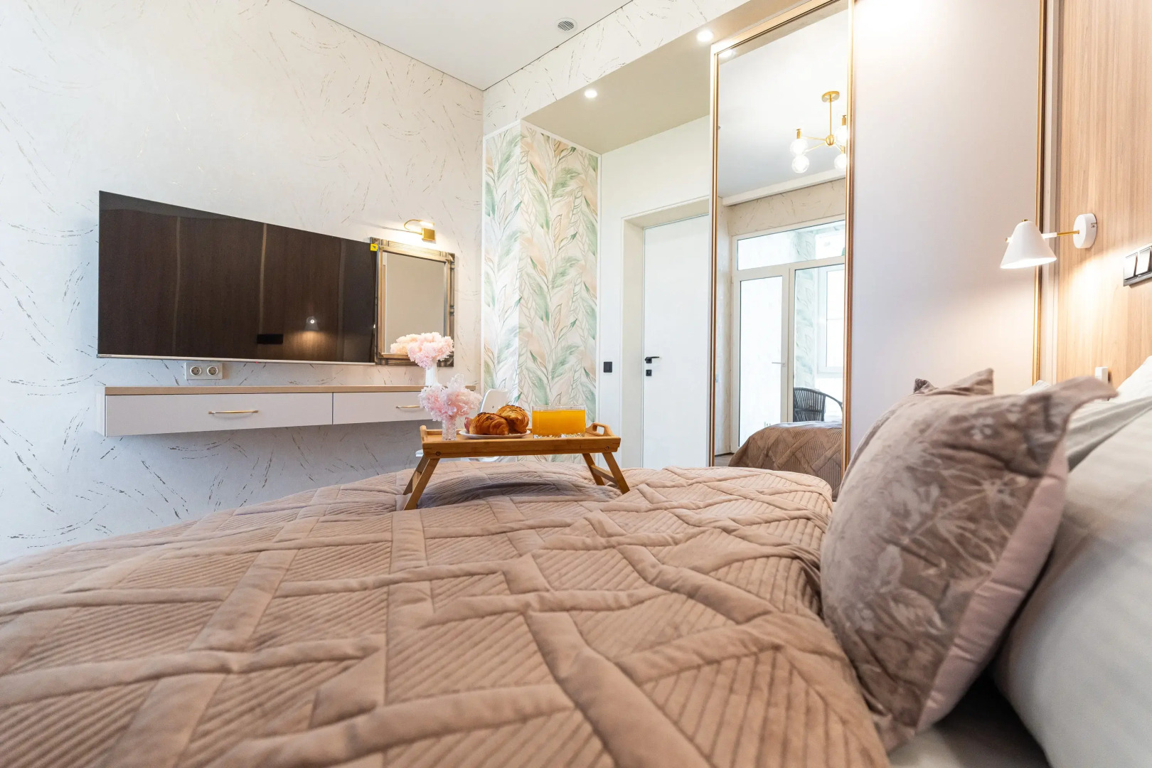 Апартаменты трехкомнатные с панорамным видом на город и море в центре Новороссийска от LetoApart