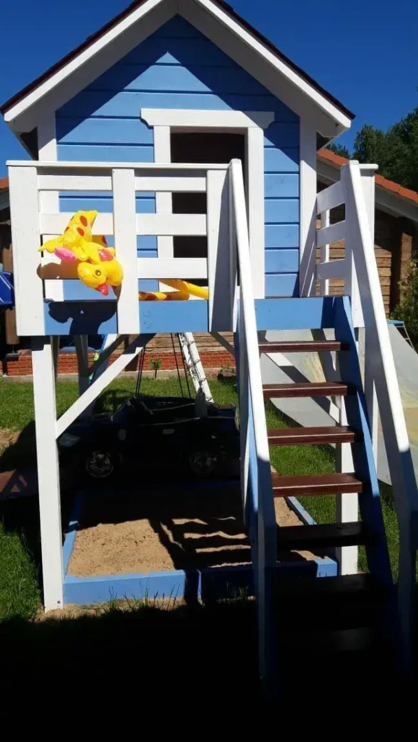 Частный дом на ухоженном участке с газоном и туями