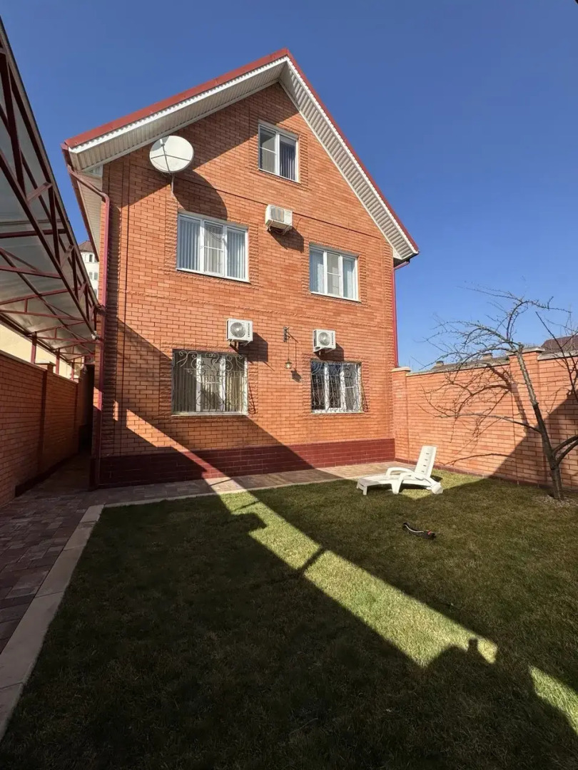 Частный дом с бассейном