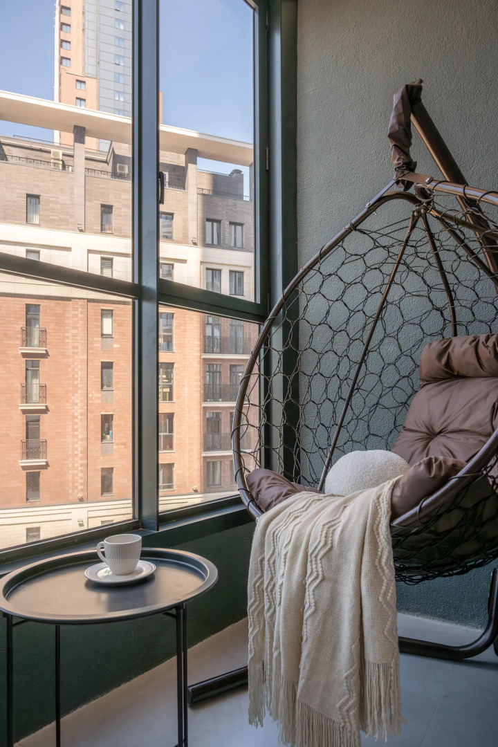 Апартаменты с креслом-коконом на балконе Stepanenkov на Свердлова 32б