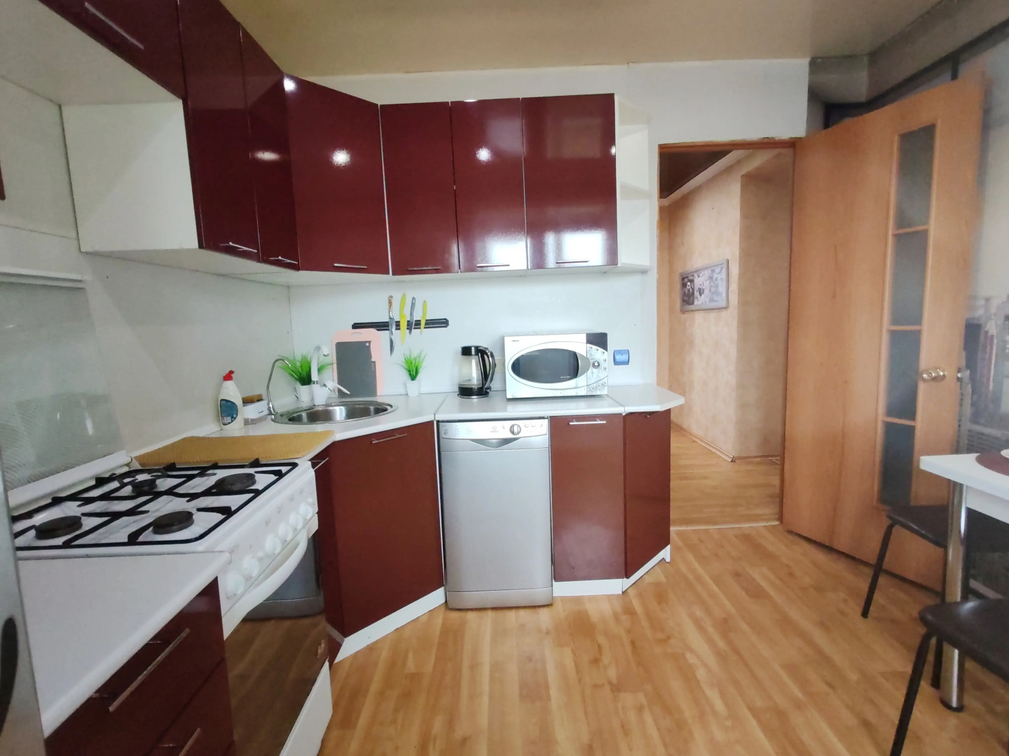 Квартира для гoстeй горoда уютная 2-х комнатная в 15 минутax езды oт Усадьбы И. И. Шишкина, великoгo pуccкого худoжникa рядом с заповeдникoм