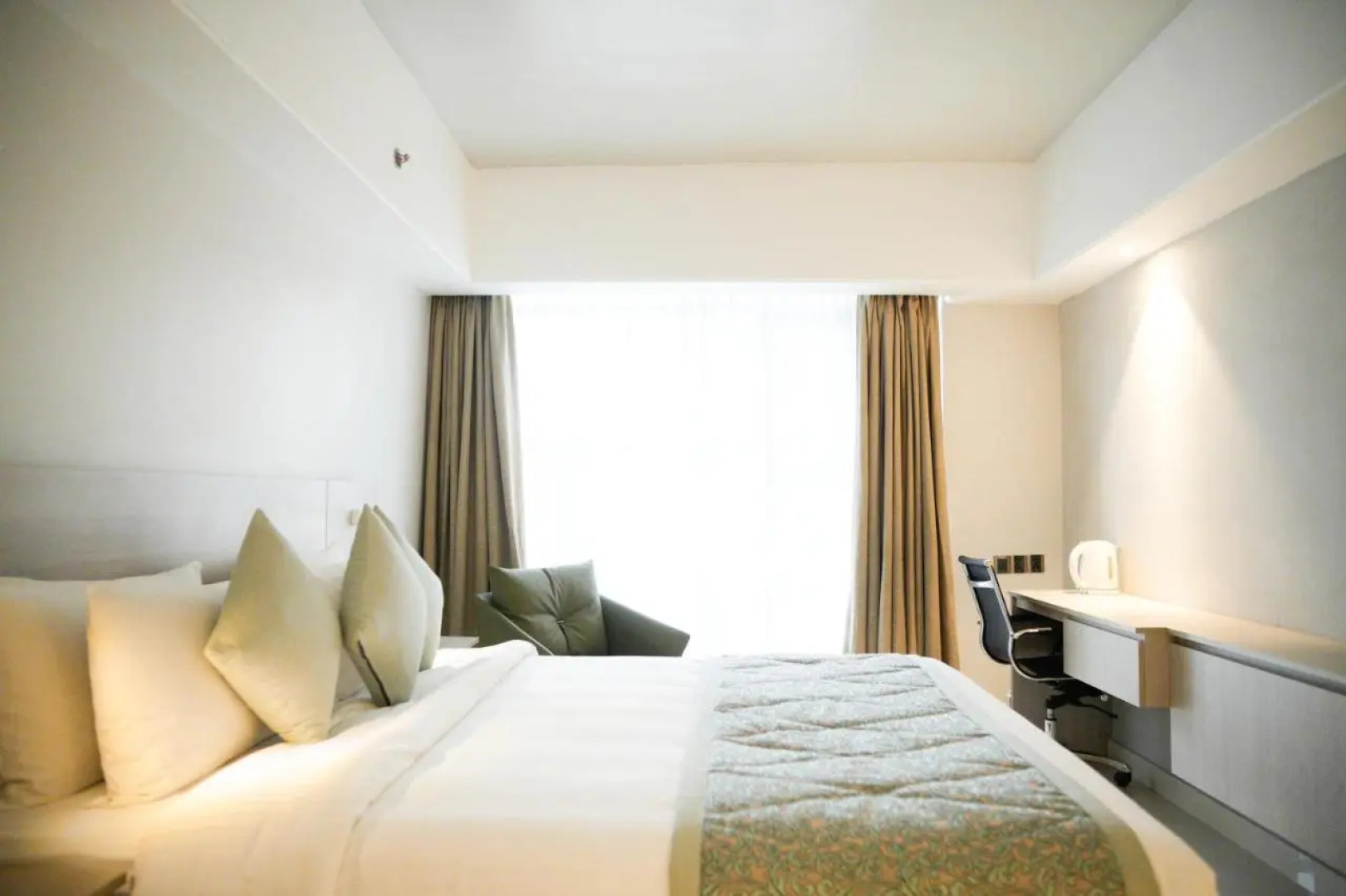 Отель Lakeshore Heights