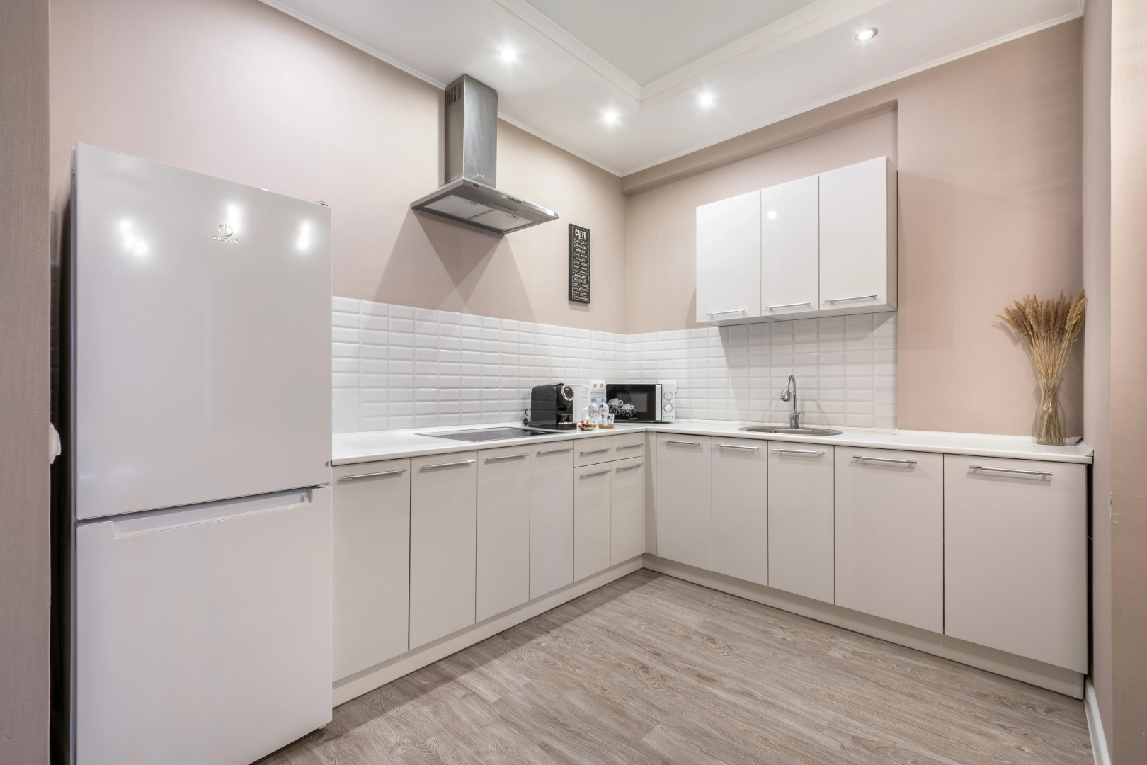 Апартаменты с панорамным видом на город, с большим телевизором (65 дюймов) и Алисой. Встречайте рассветы!