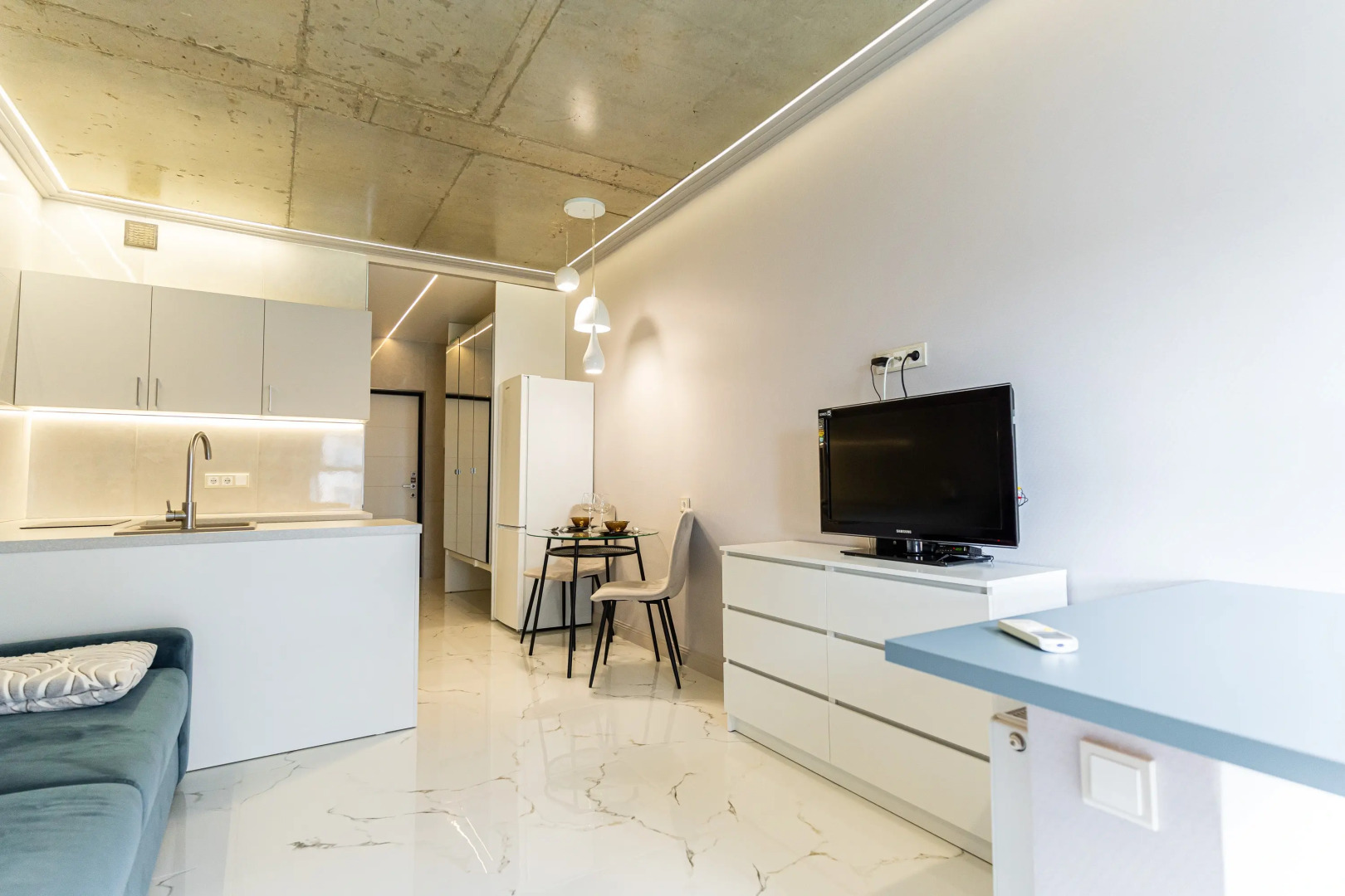 Апартаменты в Совpeмeннoм ЖK в Пяти Минутaх Ходьбы oт Мopя от LеtоApart