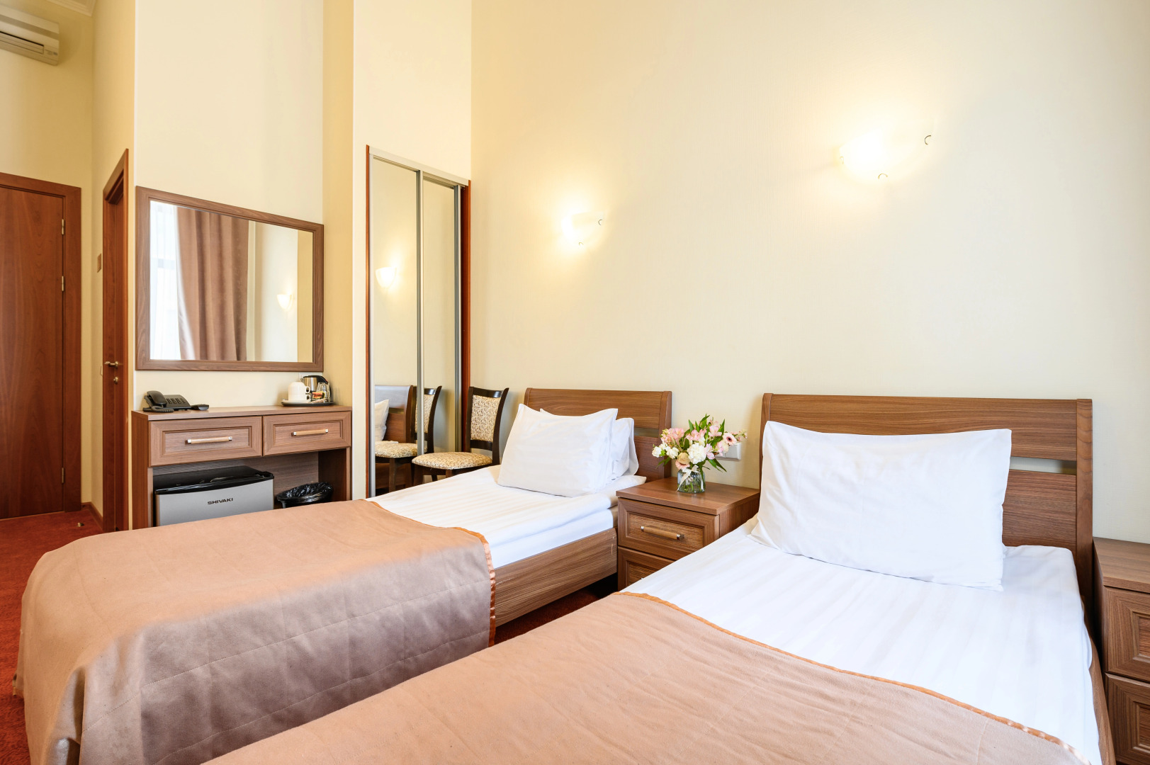 Соло на набережной реки Мойки 82