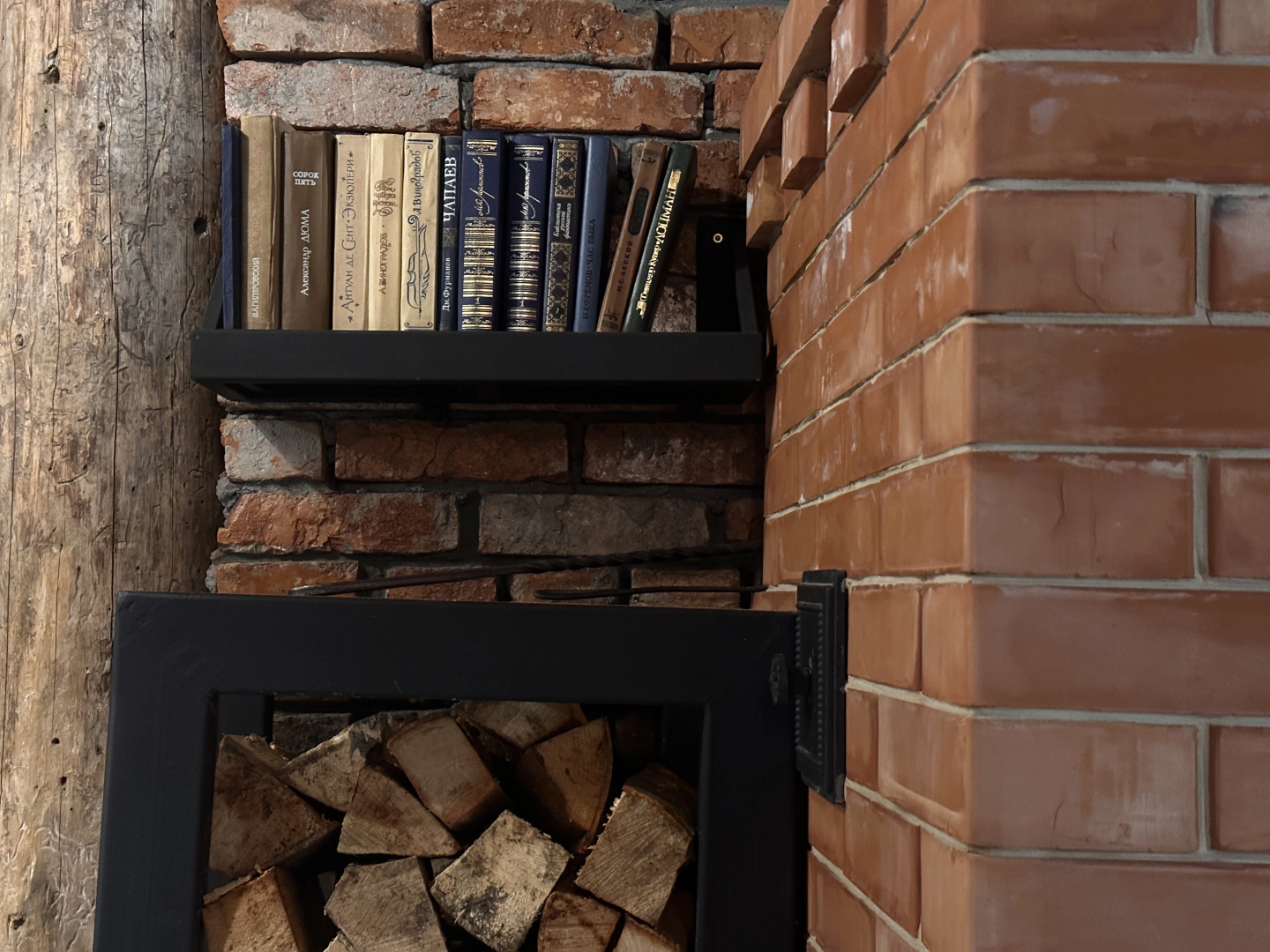 Частный дом гнѣздо с камином и двумя спальнями