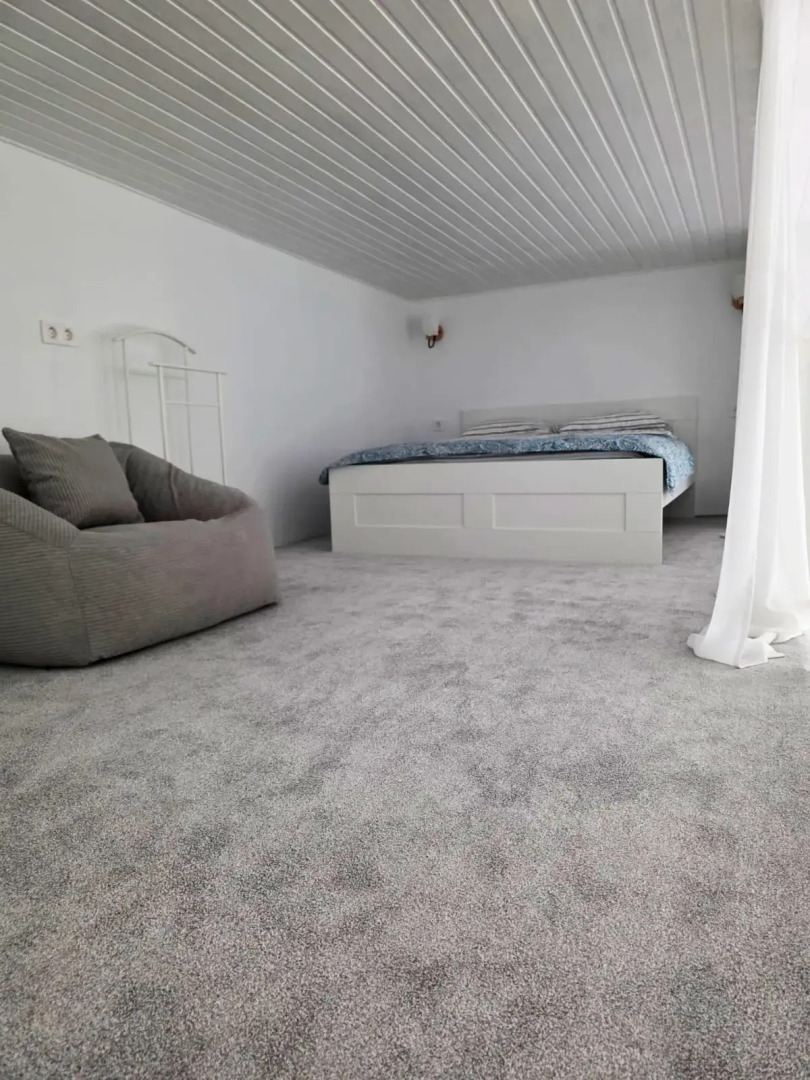 Апартаменты Новые с Высокими Окнами на Пешеходной Улице