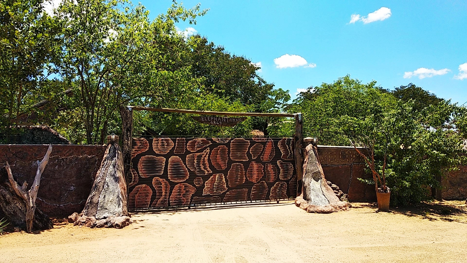 Хостел Elephant Trail Guesthouse and Backpackers