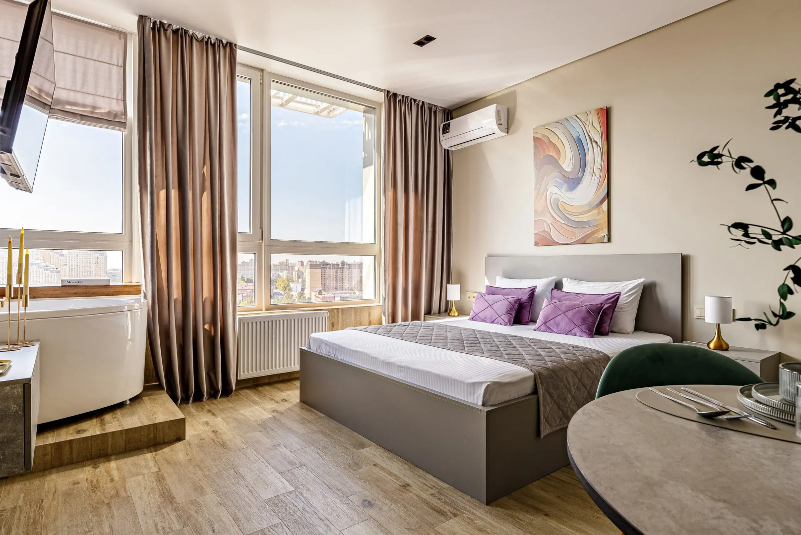 Апартаменты VIP студия с роскошной ванной у панорамного окна