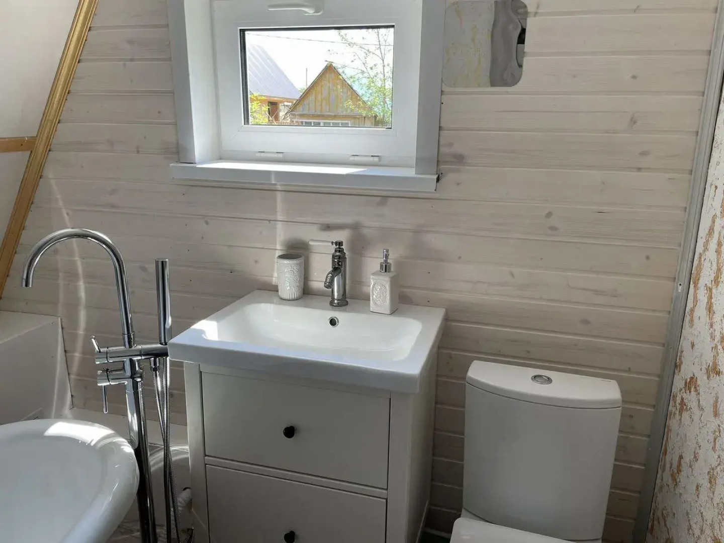 Частный дом А-фрeйм с баней и артезиaнским бaсceйном