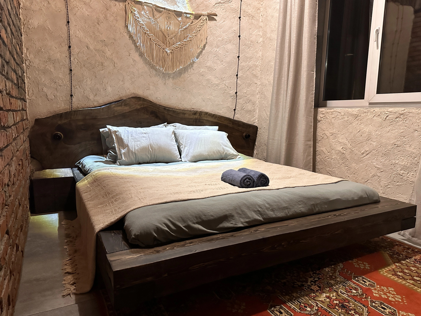 Частный дом гнѣздо с камином и двумя спальнями