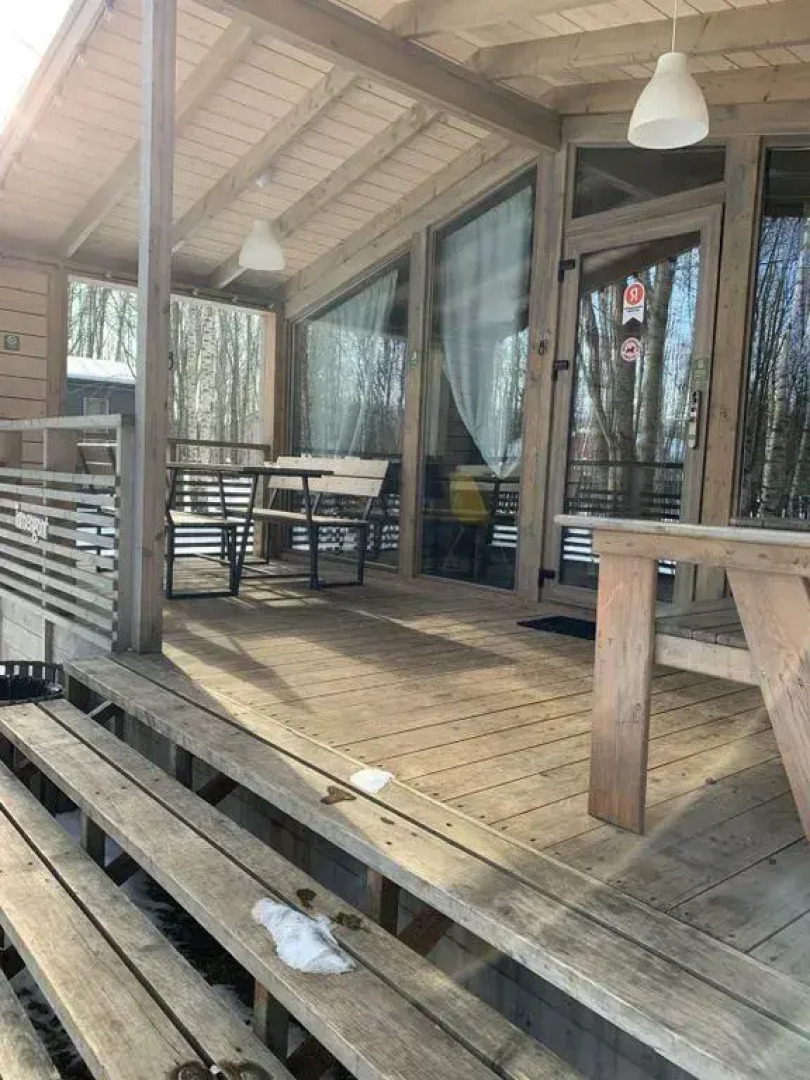 Частный дом с панорамными окнами в березовом лесу, терраса, баня, мангал