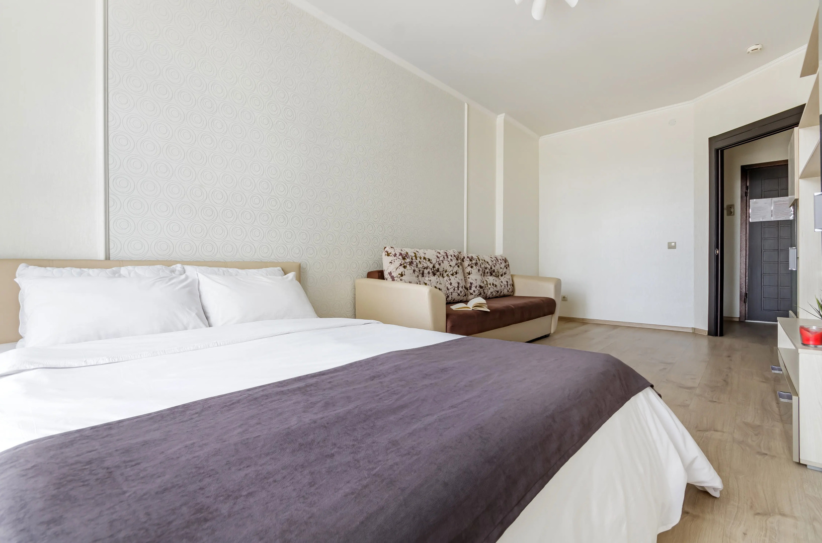 Апартаменты в спокойных тонах ЖК Большой Lounge балкон удобный матрас