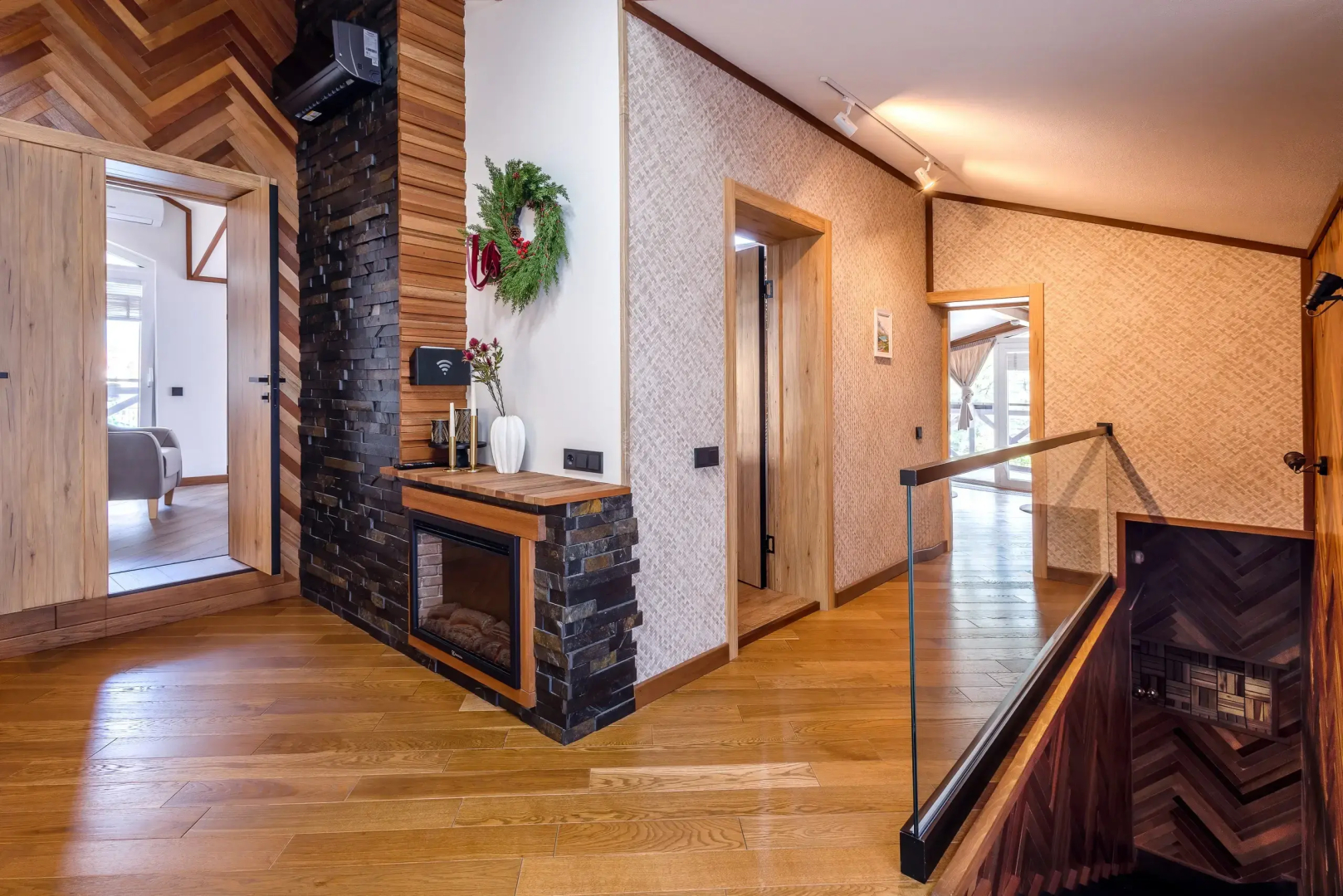 Частный дом у сквера в центре Поляны