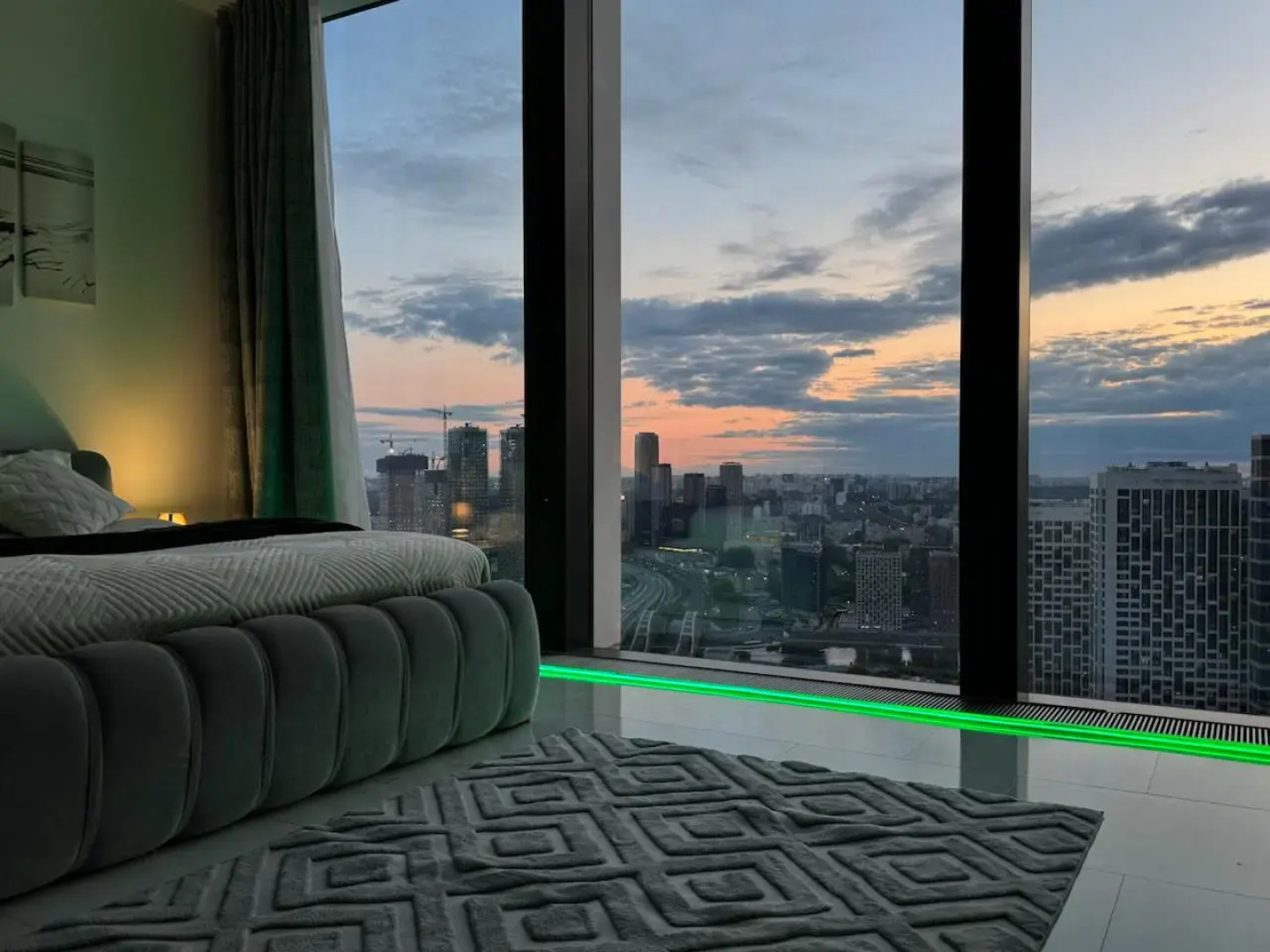 Апартаменты Sky City Moscow Уютная студия с подсветкой и Аэрохоккеем в Москва Сити! Закатная сторона!