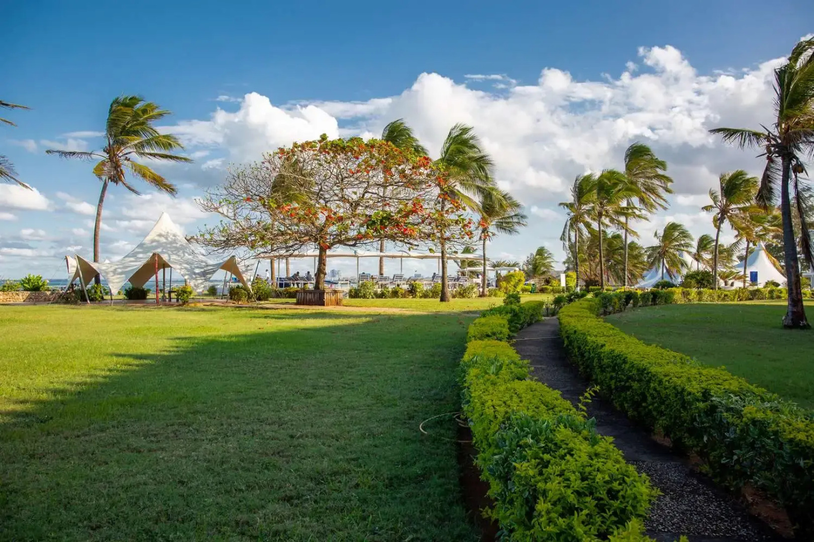 Отель Golden Tulip Dar Es Salaam