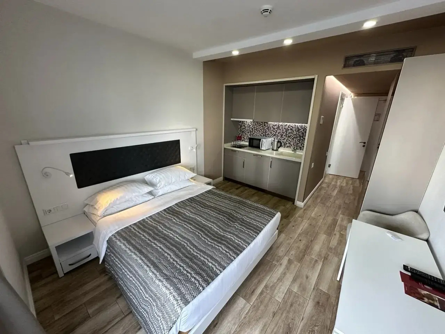 Апартаменты с видом на первой линии моря в 5* Апарт-отеле (Новый Батуми, центр набережной) (13)