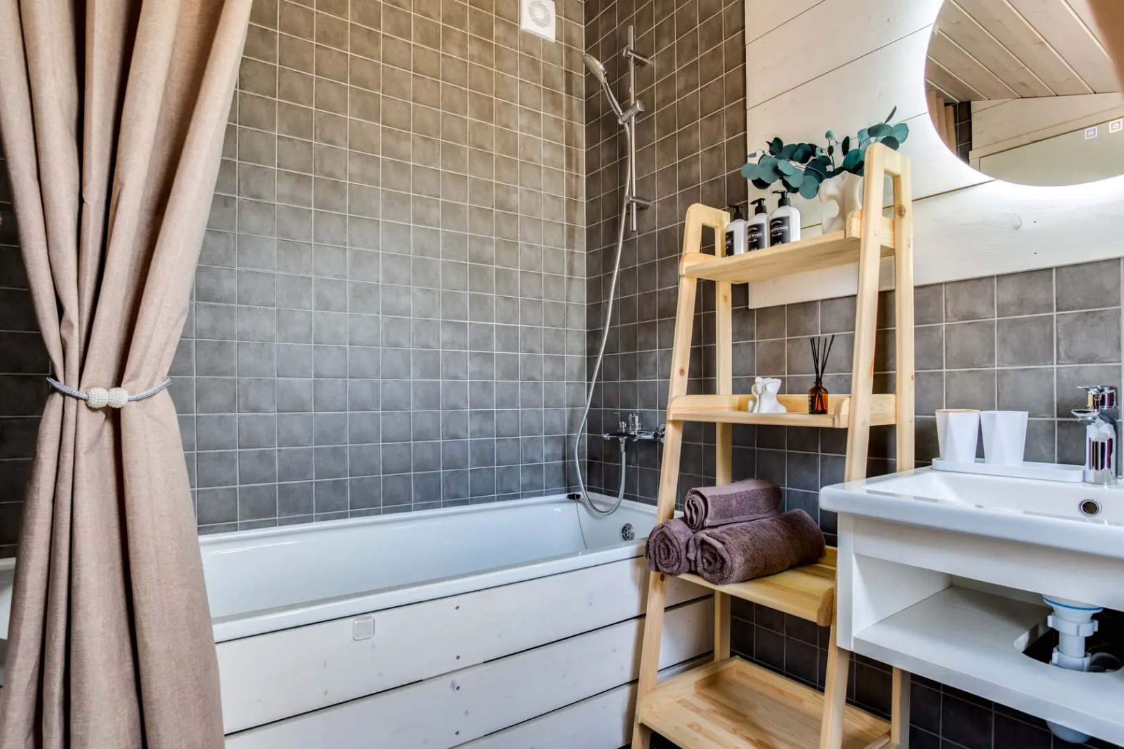 Частный дом с баней и чаном у воды и леса