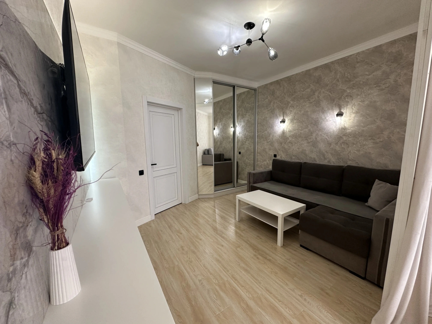 Апартаменты Улучшенные На Пушкина 54\1 с панорамным видом на город и парковочным местом