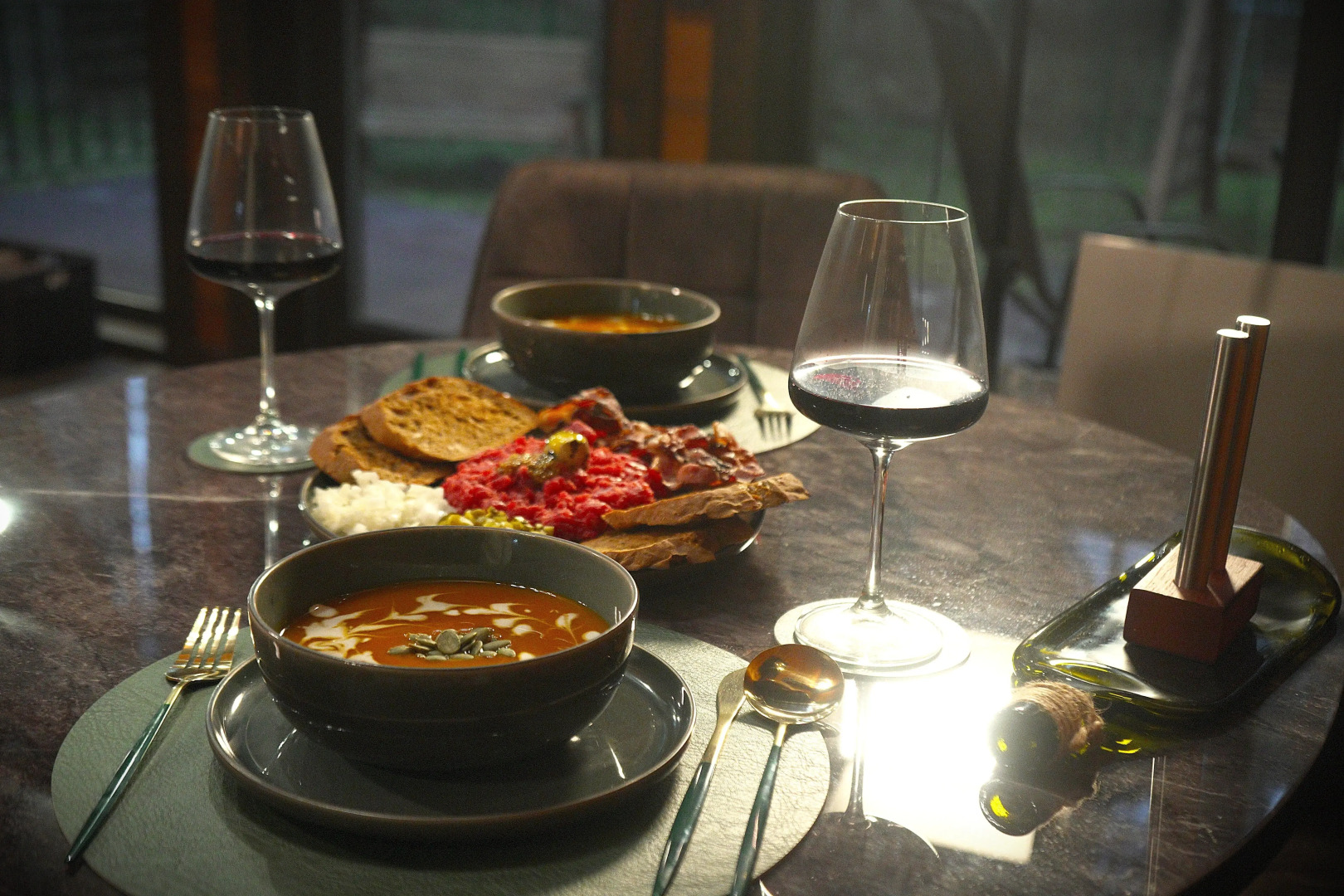 Частный дом темный А-фрейм