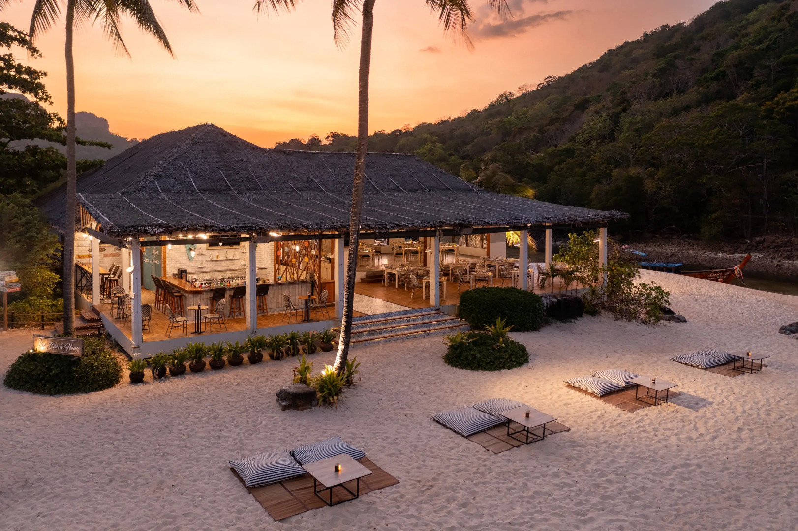 Отель Saii Phi Phi Island Village