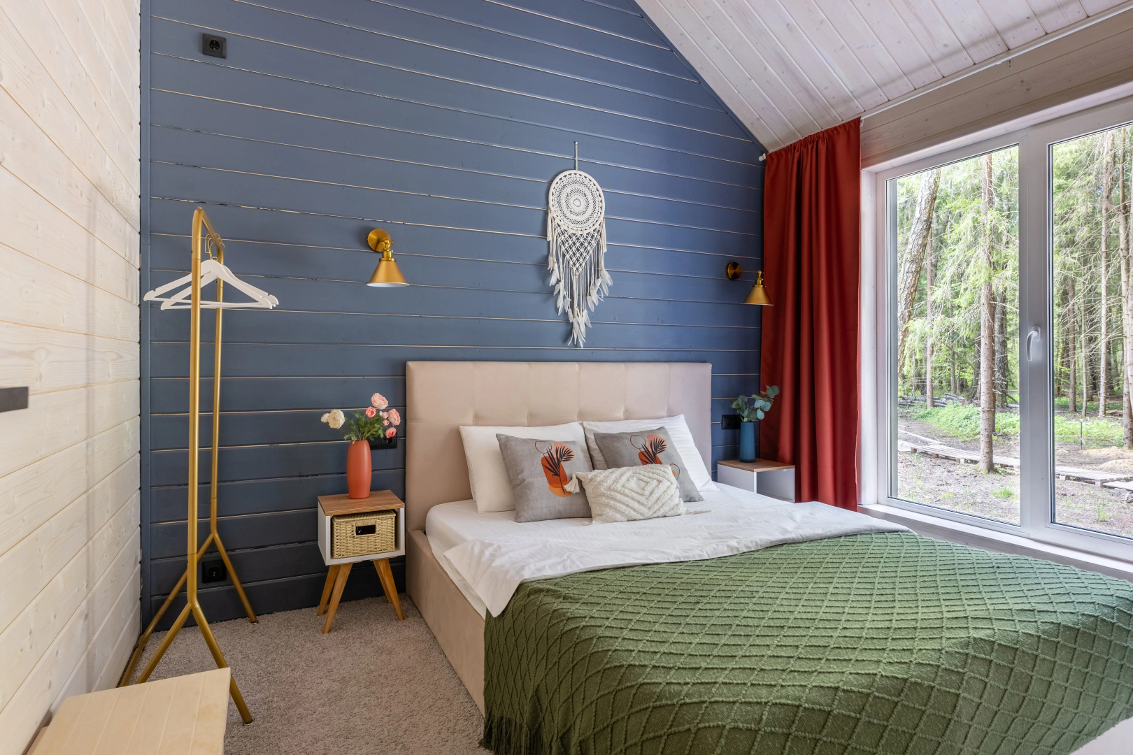 Частный дом в еловом лесу