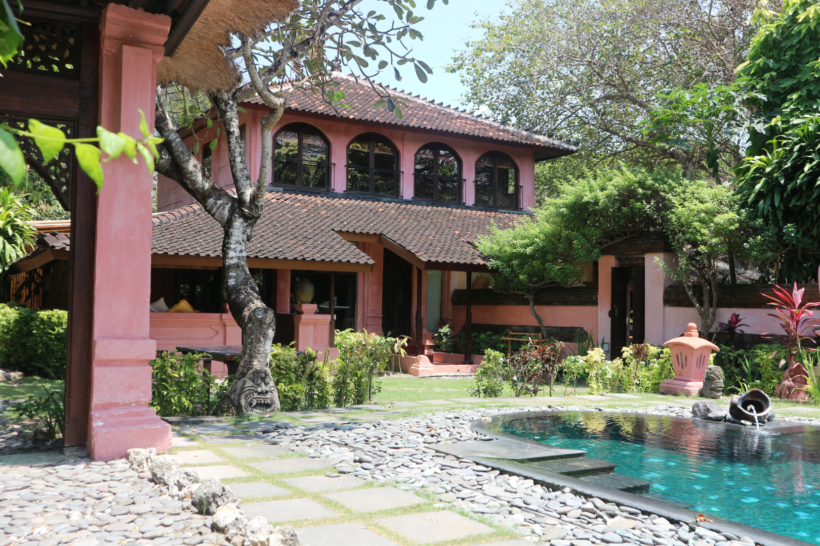 Отель La Taverna Suites