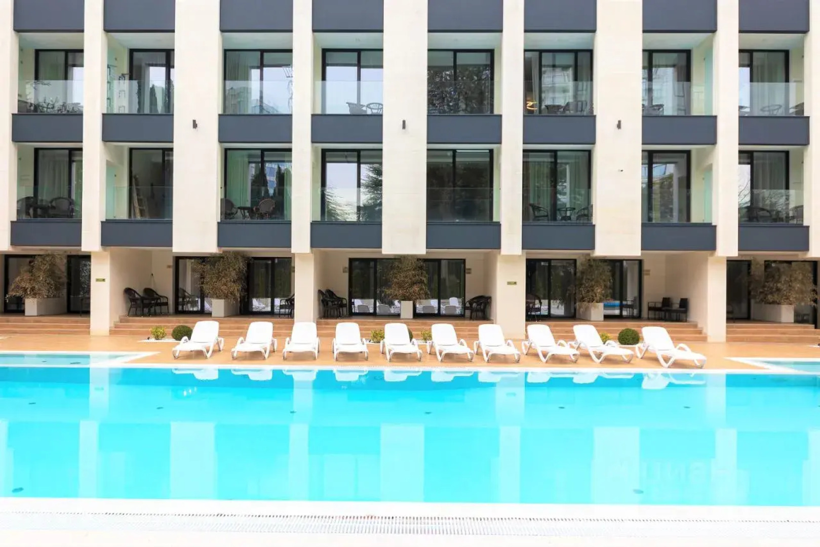 Апартаменты в отеле с подогреваемым бассейном