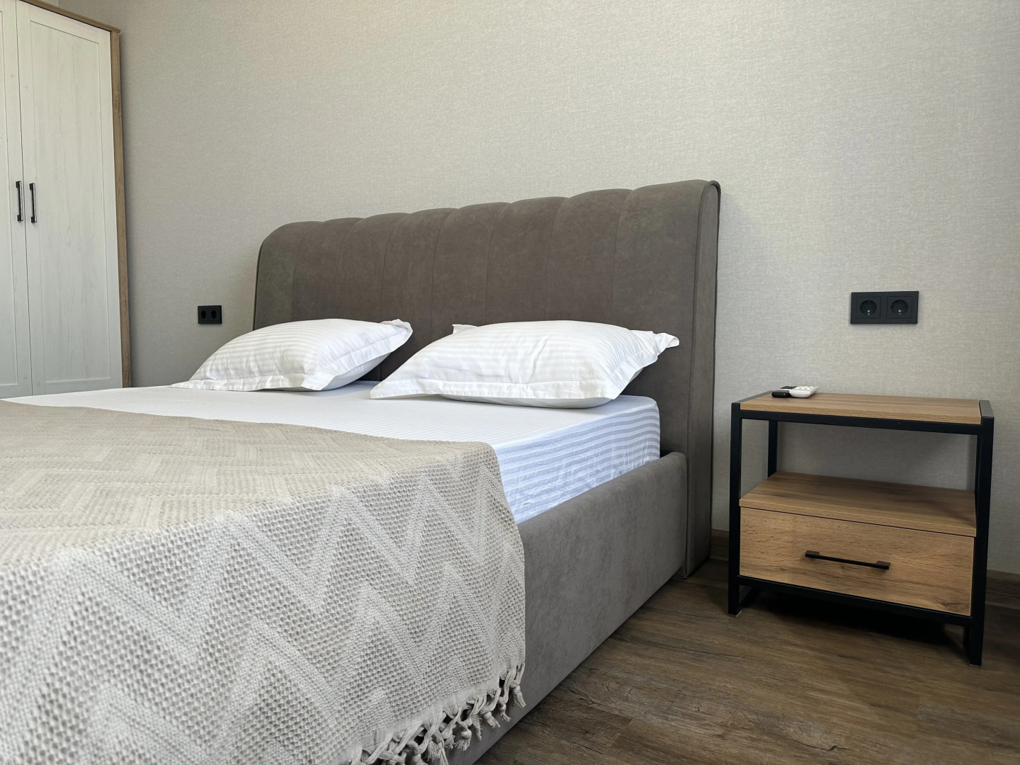 Апартаменты "Эленика" Двухкомнатая квартира в Махачкале с видом на озеро и мечеть